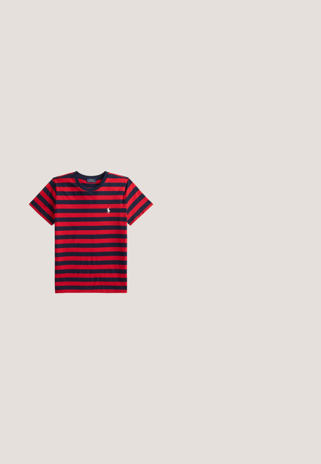 T-shirt met korte mouwen en een ronde hals met rode en donkerblauwe horizontale strepen en een klein wit Polo Ralph Lauren-logo op de linkerborst.; Navy blauwe, recht gesneden mini-jurk gemaakt van zachte stof. Heeft een glad, effen ontwerp zonder patronen of versieringen.; Bruine leren hoge hak schoen met een vierkante neus en een brede band over de voorkant. De hak is blokvormig en stevig.; Bruine leren clutch met een gladde textuur, gestroomlijnde vorm en een gestikte accent langs de sluiting met een decoratieve riem.; Gouden oorringen met parelhartbedeltjes, elk met een helder hartvormig kristal in het midden, op een effen witte achtergrond.; Bruine leren riem met een textuurafwerking, een gouden "RL" gesp en een contrasterende donkerbruine binnenvoering. Verstelbaar met gaatjes.