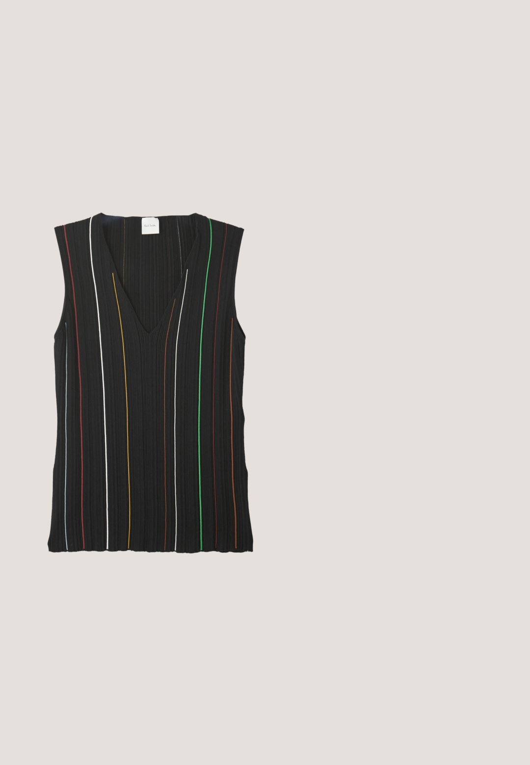 Must välimisega mustatuubiga top, millel on V-kaelus ja vertikaalsed triibud punases, valges, sinises, kollases, rohelises ja pruunis; ribakujuline tekstuur.; Roheline mustriga maxi-seelik smock-elastse vöökohtaga. Omab kihilist disaini koos lillemustriga ja erinevate roheliste varjunditega.; Pruunade rihmadega kõrge kontsaga sandaal, millel on pahkluulukk, hõljumas halli betoonpõranda ja udusa klaustausta kohal.; Mustad mustikad prillid geomeetrilise kujundusega, valmistatud läikivast plastikust. Tumerohelised objektiivid, kaldu kassi silma kujuga ja tasased templid.; Punane Moschino Milano käekott ülemise sangaga, eesmine klapp ja pikk reguleeritav õlarihm, esitatud lihtsal valgel taustal.; Paari väikeseid, jämedaid kuldse tooni kõrvarõngaid, millel on siledad, kõverad, abstraktsed kujundid heledal taustal.