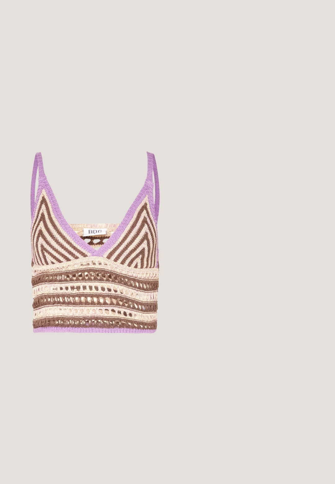 BDG Urban Outfitters NEW GIGI CROP - Top - purple; BDG Urban Outfitters Vaqueros boyfriend - white; Botas blancas con cordones y caña alta, confeccionadas en lona, presentan detalles en negro. Combinadas con una falda de estampado de leopardo gris que tiene aberturas laterales.; Gafas de sol color crema con lentes en forma ovalada, tintados en marrón, que presentan un acabado brillante y un discreto logo de "Vogue" en el lateral.; Bolso de mano de imitación cuero blanco con una forma triangular estructurada, correa ajustable única y cierre con solapa acentuada en curva.; Pendientes de aro plateados con un diseño minimalista. Forma circular, textura suave y perfil delgado. Livianos con un acabado pulido.