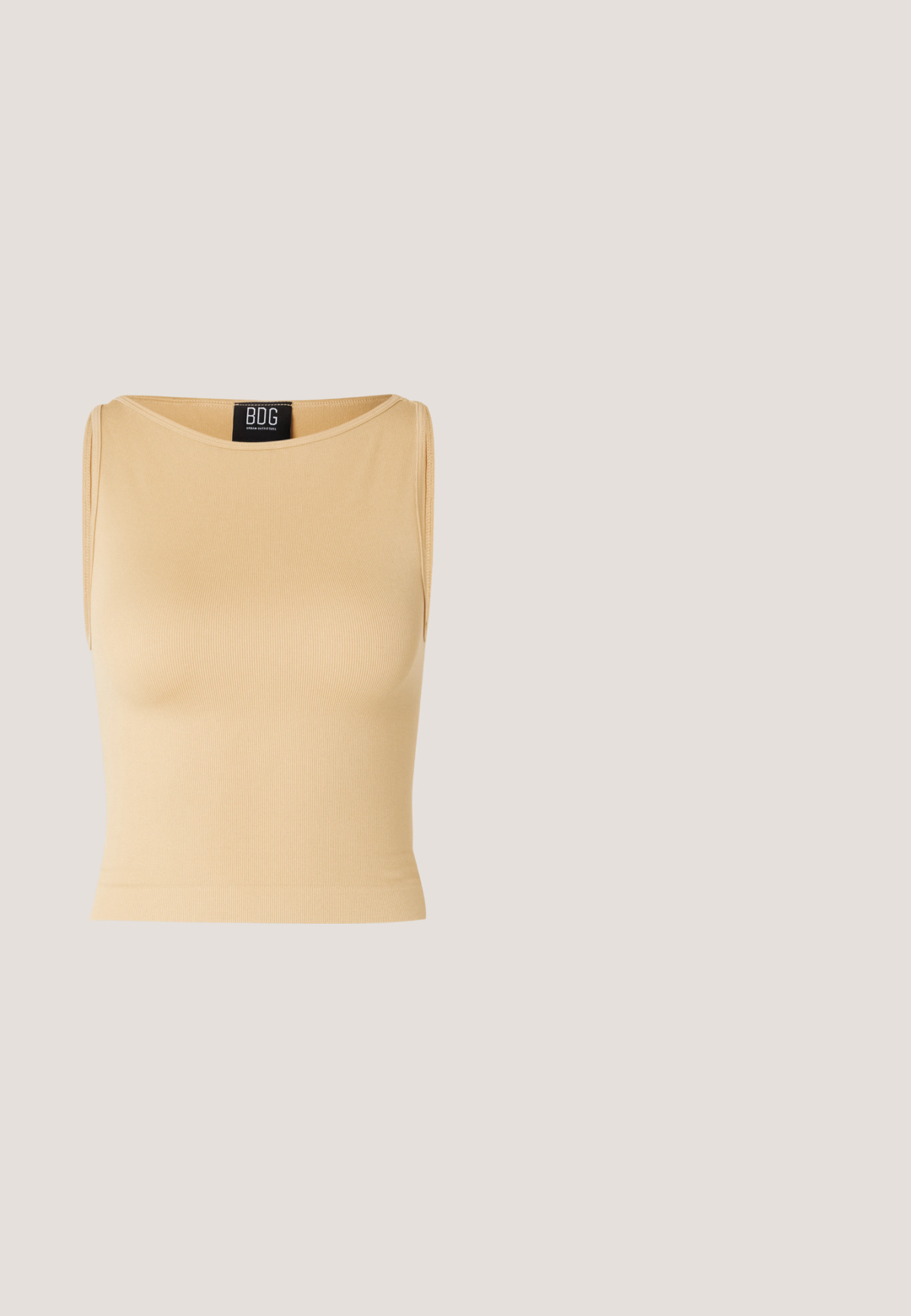 Bežový, ribovaný bezrukávový crop top s okrúhlym výstrihom a priliehavým strihom. Materiál sa zdá byť hladký a pružný. Štítok je viditeľný na výstrihu.; Chudé rifle vyrobené z džínoviny, s modrým gradientom od tmavej po svetlú. Dizajn s piatimi vreckami, s bočným zipsom a kovovým gombíkom. Hladká textúra.; Hnedá semišová otvorená mule sandál so širokým remienkom a nízkym blokovým ihličkovým opätkom na jednoduchom svetlom pozadí.; Hnedé obdĺžnikové okuliare s lesklým povrchom, s štíhlymi rámami a priehľadnými šošovkami. Logo je viditeľné na ľavom ramene.; Hnedá semišová taška na rameno s mäkkou textúrou, veľkým otvorom a dlhými popruhmi. Má jednoduchý dizajn s viditeľným šitím a bez kovových prvkov.; Zlaté náušnice v tvare pologuľe s hladkým povrchom, s oranžovými akcentmi pri úchyte a striebornými komponentmi.
