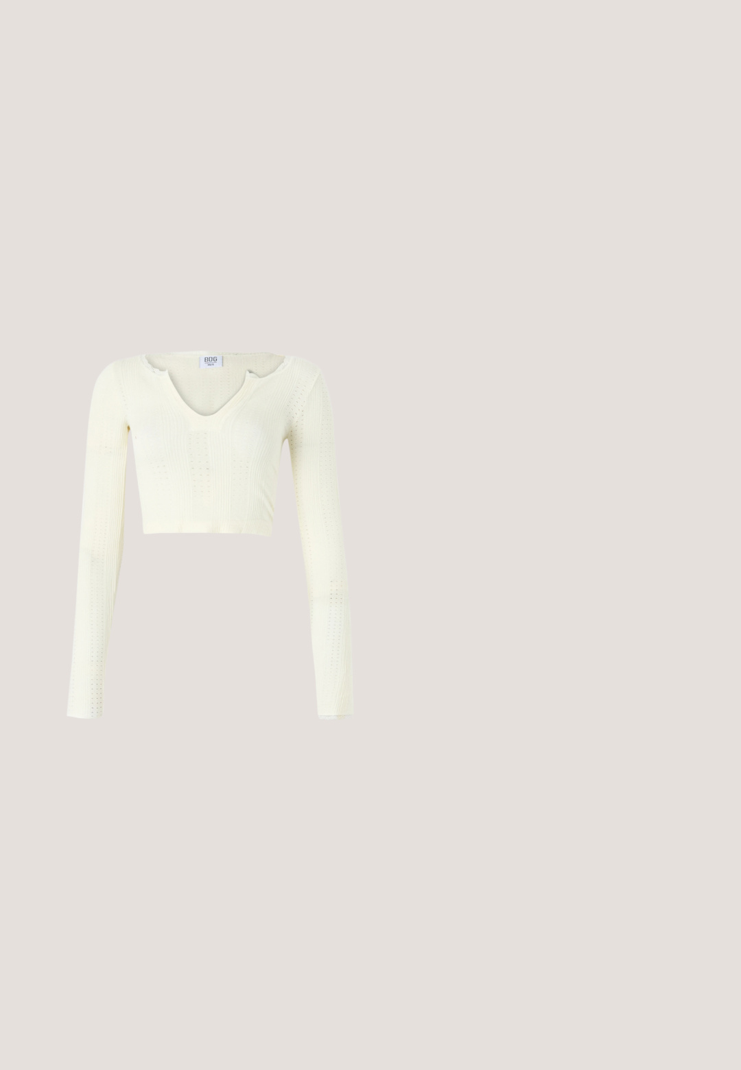 Top corto en material de punto blanco roto. Mangas largas con textura acanalada y pequeños detalles en forma de corte alrededor del escote.; Jeans de campana azules hechos de denim, con un diseño clásico de cinco bolsillos, ligeras arrugas y costuras en contraste a lo largo de las costuras.; Zapatillas blancas con suela gruesa, parte superior de cuero texturizado y cadena de metal decorativa con charms. Presentan cierre de cordones y cuello acolchado.; Gafas de sol negras rectangulares con lentes oscuros y montura gruesa mate. Las varillas son ligeramente cónicas con una textura suave.; Bolso de hombro rectangular negro con una correa ajustable y un cierre de cremallera superior sobre un fondo liso.; Collar de cadena plateada de múltiples hilos con un detalle central de nudo y un cierre ajustable con extensión, sobre un fondo liso y claro.