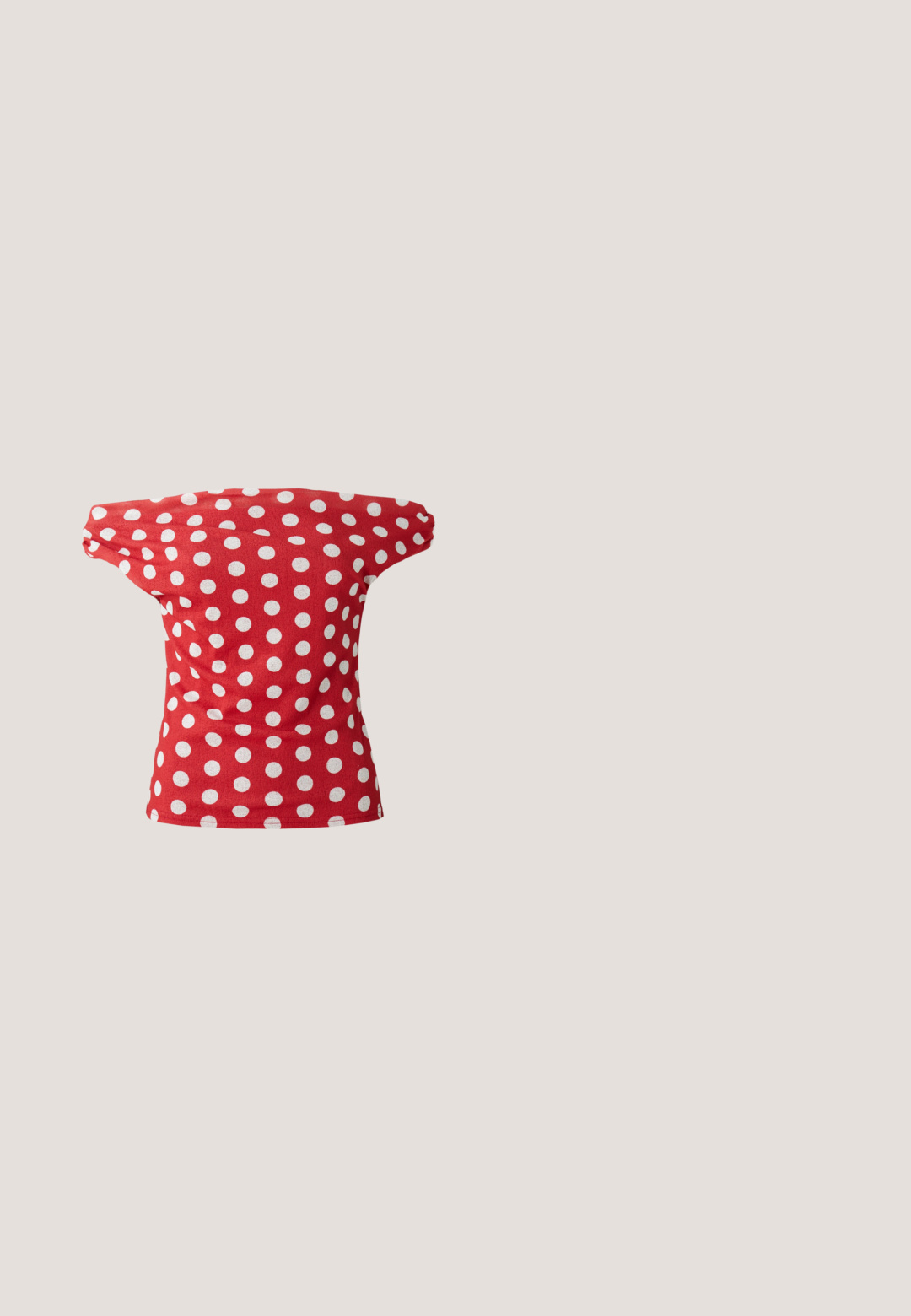 Rød kortærmet top med off-the-shoulder design, der har hvide prikkede mønstre. Fremstillet af glat stof med en tætsiddende facon.; Hvid broderet nederdel med knaplukning, der har blomstermønstre og to store lommer foran, lavet af letvægtsstof.; Sort læder slingback hæl med spidse tæer, lav kitten hæl og justerbar spænde-bånd. Glat tekstur med minimal dekor.; Cat-eye solbriller med en mat sort ramme og mørke linser, der har "vogue" branding på siden og en karakteristisk vinklet form.; Rød faux læder clutch med sølvnitter, rektangulær form, fold-over flap og sølv kædetras. Glat tekstur, moderne design.; Sølvstjerneformede ørestikkere med to hængende kæder; den ene kæde ender i en lynformet vedhæng, den anden i en spids kegle med indlejrede sten.