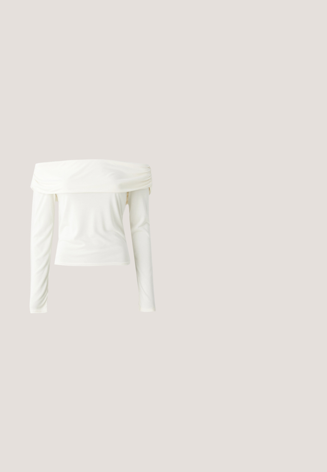 Off-shoulder langærmet top i crème hvid, lavet af glat stof med en tætsiddende silhuet og samlet detalje ved udskæringen.; Sorte højtaljede jeans med knap- og lynlåslukning, forlommer og flagrende ben, lagt fladt på en hvid baggrund.; Simmi London DALA - Pumps - black; Ovale briller med en metallisk sølvramme, klare linser og strukturerede perleaccentede stænger. Letvægtsdesign med buede arme.; Sort rektangulær skuldertaske med en enkelt justerbar rem og lynlås i toppen på en ensfarvet baggrund.; Sølvøreringe i form af hoops med en glat, blank finish. Cirkulær form, der har en sikker lås. Simpelt og elegant design.