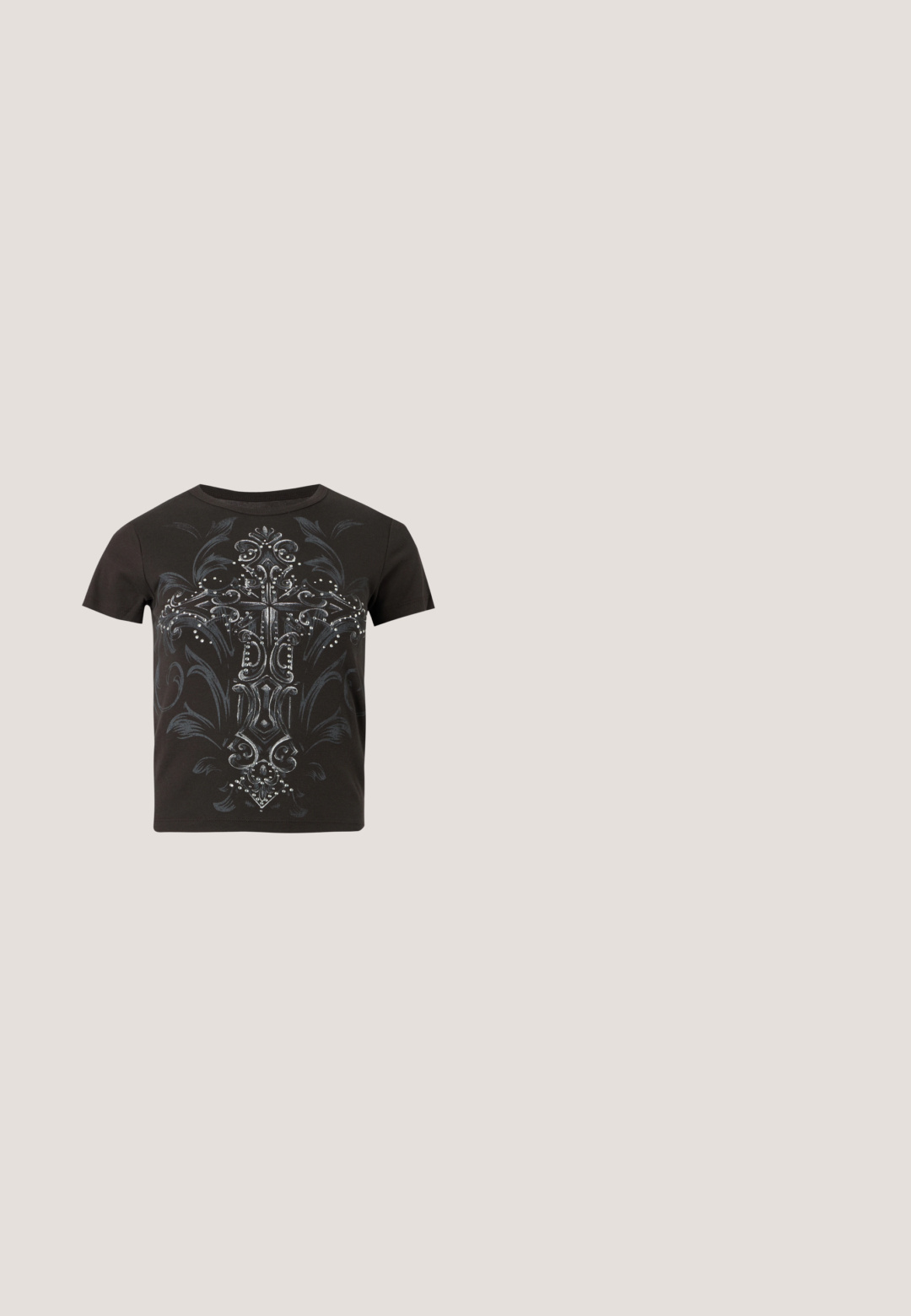 Sort t-shirt med korte ærmer med stort udsmykket korsdesign i grå og sølv pyntet med små nitter foran.; Mørkegrå vidde jeans med falmet detaljering, fremadrettet knap, bæltestropper og femlomme-design.; Bata Støvler m/ kilehæl - nero; Sorte plastiksolbriller med grønne linser, der har en oval form og gulddetaljer på stængerne. Glat overflade og blank finish.; Sort skuldertaske i laklæder med sølvnitter i lodrette rækker og et lille sølvfugleemblem midt på fronten.; Sølv clip-on øreringe med en dæmpeform og en graveret "Fiorucci" bånd rundt om midten, der har en poleret, reflekterende overflade.