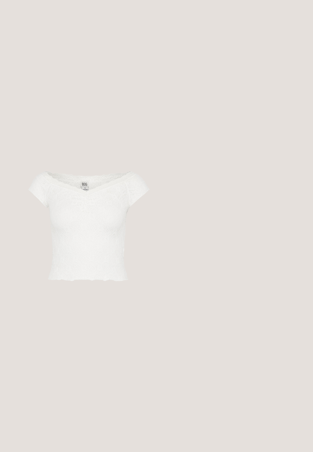 Witte kanten top met korte mouwen, off-the-shoulder ontwerp, gegolfde randen en een textuur met bloemenpatroon. Etiket zichtbaar aan de binnenkant.; BDG Urban Outfitters PANEL CARPENTER - Cargobroek - charcoal; Zwarte hoge hakken met een gestructureerde zool, voorzien van twee zilveren gespen, gele stiksels en een lus aan de achterkant voor gemakkelijk aan- en uittrekken.; Zwarte zonnebril met grijze lenzen, versierd met een rasterpatroon van kleine metalen strass-steentjes langs het montuur. Gladde afwerking, hoekig ontwerp.; Grijze handtas met textuur, voorzien van een gevoerde handgreep, gaasaccenten, verstelbare schouderband en een sluiting aan de voorkant. Compact ontwerp met een ronde vorm.; Zilveren hoepel oorbellen met een golvende, onregelmatige textuur. Kenmerken een dunne, ronde vorm en een reflecterende afwerking.