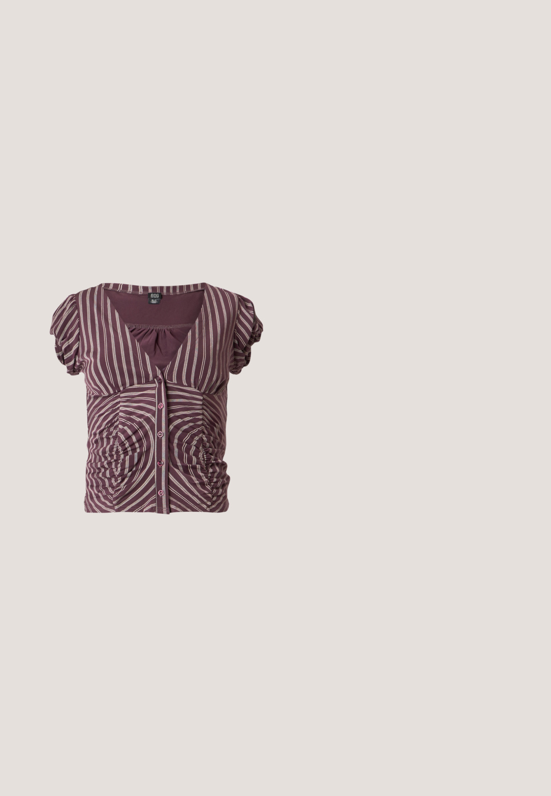 Kurzärmelige violette Bluse mit vertikalen und gebogenen weißen Streifen, V-Ausschnitt, Knopfleiste vorne und gerafften Seiten.; Hochtaillierte blaue Jeans aus Denim mit weitem Bein, frontalen Taschen, Knopfverschluss und einem verblassten Farbverlauf von der Taille bis zum Saum.; Dunkelbrauner Velours-Slingback-Pumps mit spitzer Kappe und kleinem Absatz auf schlichtem hellem Hintergrund.; Runde, braun getönte Sonnenbrillen mit einem glänzenden burgunderfarbenen Rahmen. Schlanke Bügel mit dezentem Branding. Flaches Linsendesign.; Dunkelbraune Lederschultertasche mit weicher, lockerer Form und einem gedrehten Knotengriff vor schlichtem weißem Hintergrund.; Brauner Ledergürtel mit goldener, abgerundeter Schnalle, aufgerollt und auf einer weißen Oberfläche liegend.