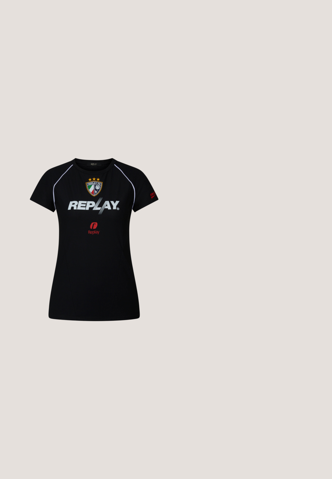 Camisa deportiva de manga corta negra con ribetes blancos, escudo de Replay FC, gran texto blanco "REPLAY" y pequeño logo rojo de Replay en el pecho y en la manga.; Vaqueros azul denim con corte acampanado, bolsillos delanteros y cierre de botones, mostrados sobre un fondo liso de color gris claro.; Piernas con calcetines blancos y zapatillas Adidas Gazelle negras con rayas blancas y suelas marrones gruesas sobre un suelo alfombrado gris.; Bolso hobo de color gris claro que presenta una suave textura acolchada, un asa curva y un compartimento con cremallera, creando un diseño elegante y minimalista.; Pulsera de metal color oro con un diseño fluido y curvado. Presenta un pequeño acento plateado prominente en un extremo.; Cinturón de cuero negro con una textura suave, con una hebilla metálica en tono plateado y acentos de bucle simples. El diseño es elegante y minimalista.