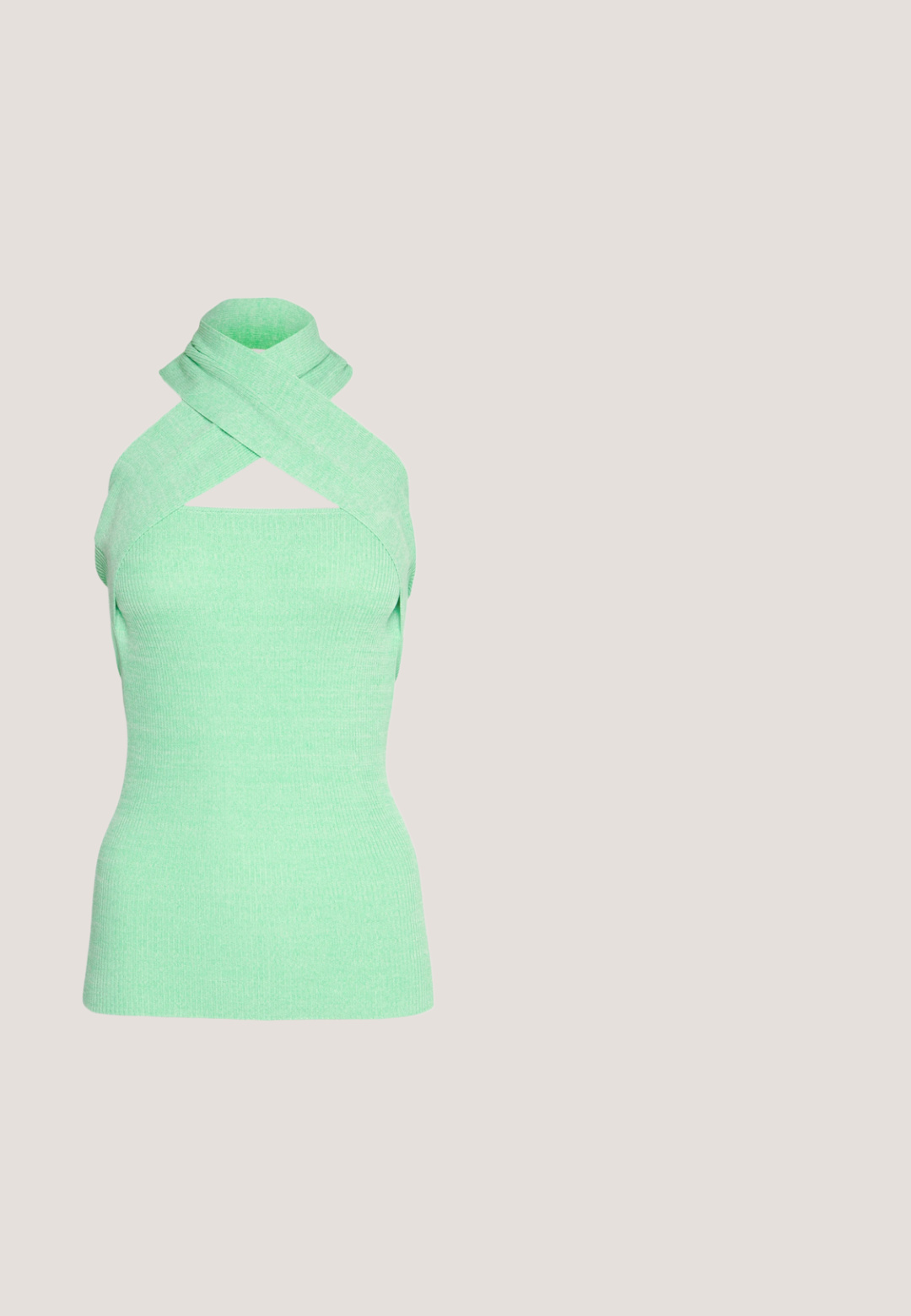 2nd Day GARLAND - Top - ming green; Mads Nørgaard JENA PANTS - Bukser - cabbage; Sorte læder ankelstøvler med elastiske sidepaneler, afrundet tå og en kraftig blokhæl. Glat tekstur med et minimalistisk design.; Sorte cat-eye solbriller med mat finish, der har grå tonede linser, skarpe vinkler og slanke sidearme. Mærkenavnet er synligt på den indre arm.; Polstret grøn skuldertaske med blød tekstur, rektangulær form, enkelt strop og lynlås i guldtoner. Har et quiltet mønster.; Sølvfarvede hoop øreringe med en glat, rund form og en poleret overflade. Begge øreringe er i samme størrelse og har en sikker lukke mekanisme.