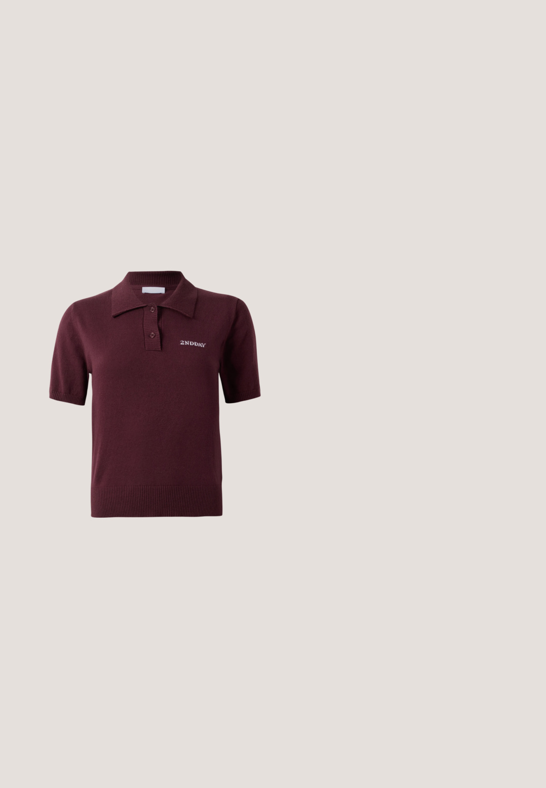 Bordeaux kortærmet polo skjorte med ribbet krave og søm, der har to knapper og broderet "2ND DAY" på venstre bryst.; Beige, vide bukser lavet af blødt stof med en indsamlet elastisk talje og en frontknaplukning. Glat tekstur med læg.; Sorte læder flade sko med spids tå, let hævet hæl og glat overflade. Simpelt design uden synligt hardware eller mønstre.; Mørkebrun læderhåndtaske med afrundede øverste kanter, to lange håndtag og en lille rektangulær logo plade på forsiden.; Brun satin scrunchie med en tekstureret overflade og en gylden firkantet charm-vedhæng. Blødt, samlet design til hårstyling eller dekoration.; Rullet brun læderbælte med et gyldent D-formet spænde og lille præget branding på bæltesløjfen.