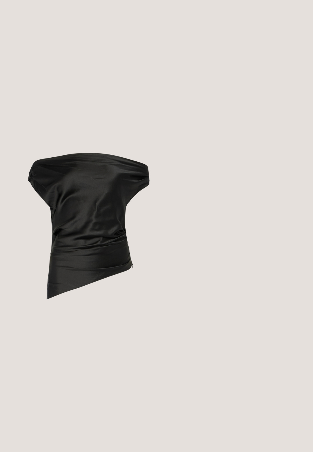 STAUD PHARE - Top - black; Schwarze Leder-Hosen mit weitem Bein und Kordelzugbund. Glatte Textur, hohe Taille, lockere Passform, mit seitlichen Taschen und Knopfverschluss.; Schwarze Leder-Mules zum Hineinschlüpfen mit spitzer Zehe, geraffter Textur und kleinem Kitten-Heel. Verfügt über ein Zugbanddetail am Öffnung.; Schwarze rechteckige Sonnenbrille mit dunkel getönten Gläsern. Aus glänzendem Kunststoff gefertigt, mit einem klobigen Design und Metallelementen an den Seiten.; Schwarze Ledertasche mit gerafftem Design, einem einzelnen Riemen, silbernem Metallrahmen und zwei großen runden silbernen Verschlüssen.; Silberne, hornförmige Ohrringe, besetzt mit kleinen klaren Steinen, mit einem Steckverschluss zur Befestigung. Glatte Textur und metallisches Finish.