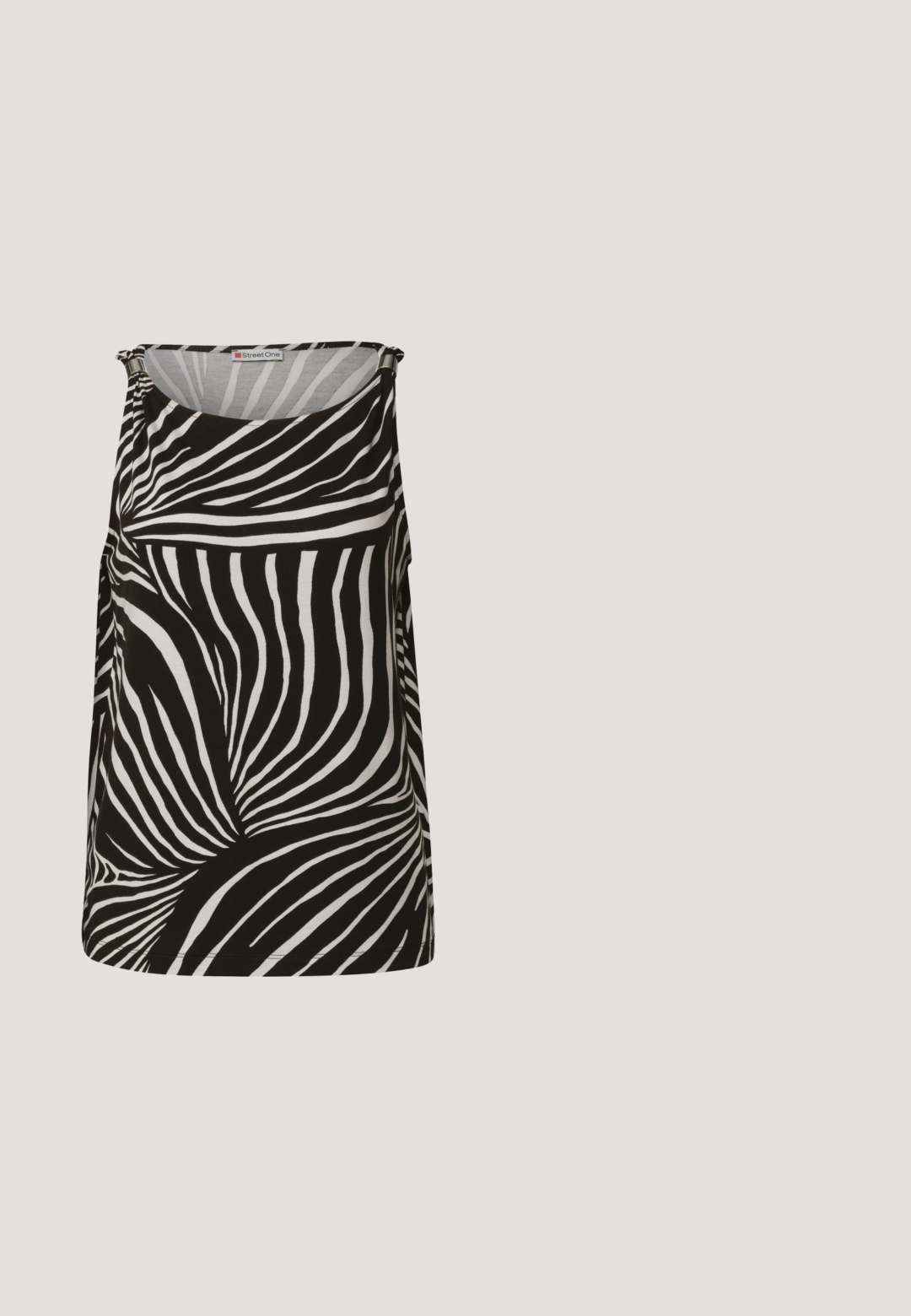 Sort-hvid zebra-stribet ærmeløs top med lige halsudskæring og mærket "Street One" inde i kraven.; Sorte viddebukser i jeans med høj talje, lukning med forreste knap og lynlås, bæltestropper og femlommesdesign.; Sort patentlæder slingback sko med spids tå, trekantet hæl og dekorativ rem med sølv accenter. Glat tekstur.; Sorte solbriller med firkantede rammer, mørkt tonede linser og en blank finish. Har en diskret logo detalje på armen.; Sort Valentino tote-taske med læderhåndtag og logo trykt på forsiden, mod en hvid baggrund.; Sølv halskæde med en slank stangvedhæng. Kæden har et delikat design med en hummerlås og en justerbar længde.