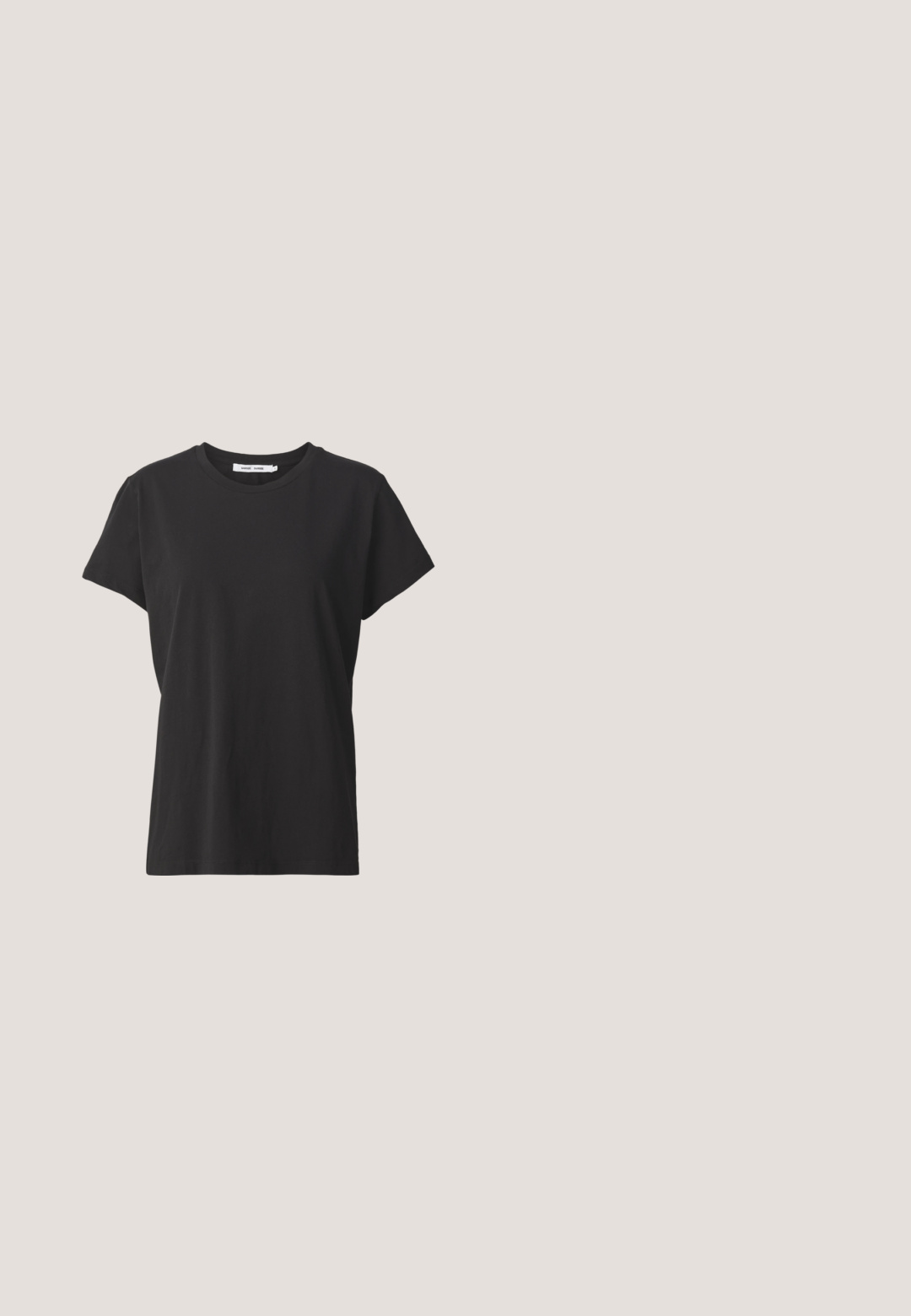 T-shirt en coton noir avec un col rond classique, des manches courtes et une coupe décontractée. Texture lisse, sans motifs ni accents visibles.; Jupe midi en denim noir avec taille ajustée, fermeture à boutons sur le devant et ourlet effiloché. Présente un design classique à cinq poches et une légère texture.; Chaussure plate en cuir verni noir avec un bout pointu, une sangle de cheville avec boucles, et une texture lisse et brillante. Talon bas pour le confort.; Lunettes de soleil en écaille de tortue marron avec une forme vintage de lunettes cat-eye et des verres marron. Présente des branches courbées avec des accents rouges.; Sac à main en cuir noir de forme triangulaire, avec un rabat incliné et une poignée supérieure arrondie. Il présente une texture lisse et des détails de design minimalistes.; Boucles d'oreilles en argent avec une finition polie, présentant une forme circulaire et une fermeture à charnière. Texture lisse avec un minimum de détails.