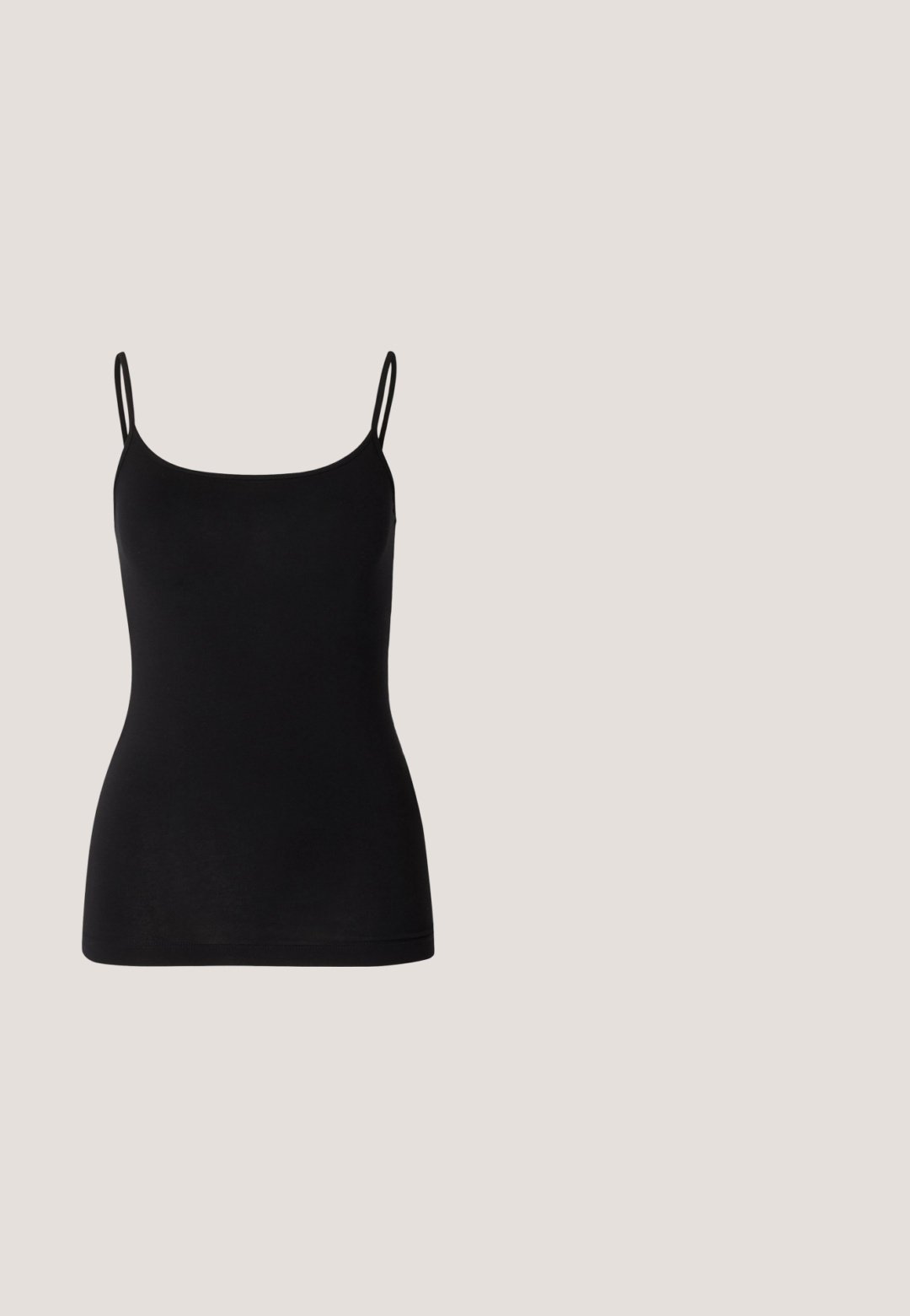 Sort camisole-top med tynde justerbare stropper, glat elastisk stof og en tæt silhuet. Ingen mønstre eller pynt.; Denimbukser med vidde i benene i mørkeblå. Har en flad front med fem knapper i gylden tone til lukning. Glat tekstur med en klassisk finish.; Sort slip-on platform sandal med bredt læderoverdel og tyk sål, vist i sideprofil mod en ensartet grå baggrund.; Sorte cat-eye solbriller med mat finish, der har grå tonede linser, skarpe vinkler og slanke sidearme. Mærkenavnet er synligt på den indre arm.; Sort håndtaske med en rund form, lavet af glat materiale. Har et flet håndtag og en lynlåslukning for sikker opbevaring.; Sølv hoops øreringe har et glat, afrundet design med en slank profil og sikker spænde. Minimalistisk stil med en poleret finish.