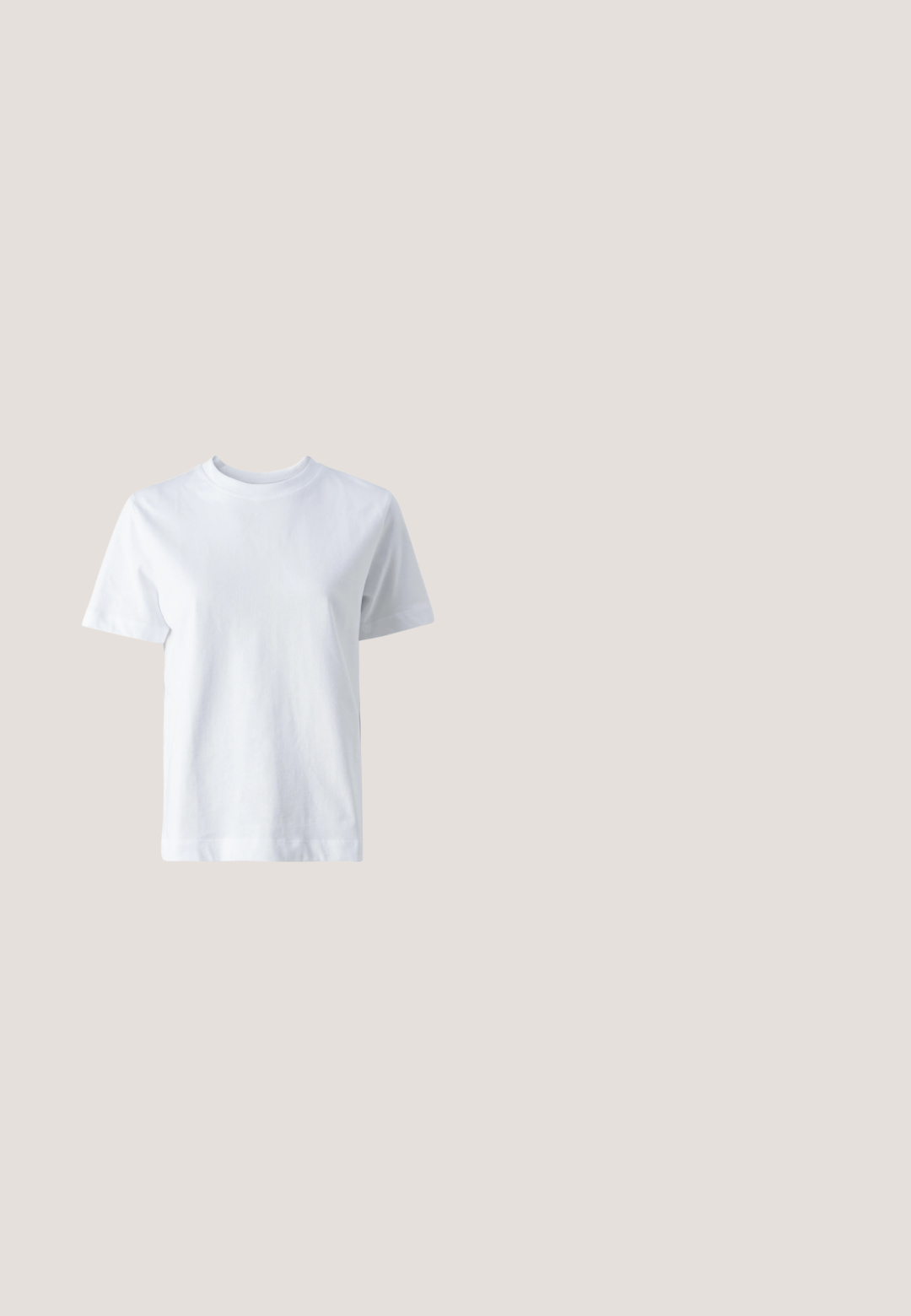 Hvid bomulds t-shirt med rund halsudskæring, korte ærmer, lige snit og glat tekstur. Ingen mønstre eller dekorationer.; Lyseblå jeans med højtaljet, lige ben, knapgylp samt lommer foran og bagpå på ensfarvet hvid baggrund.; Beige slip-on træsko med perforeret top, justerbar rem og tyk polstret sål designet til afslappet komfort.; Brune skildpadde solbriller med en vintage katteøje-form og brune linser. Har buede arme med røde detaljer.; Lyseblå denim skuldertaske med bred rem og synlig central søm, vist mod en ensartet lys grå baggrund.; Par polerede guldfarvede hoop-øreringe med ujævn bølget form, graveret med "PILGRIM" på indersiden.