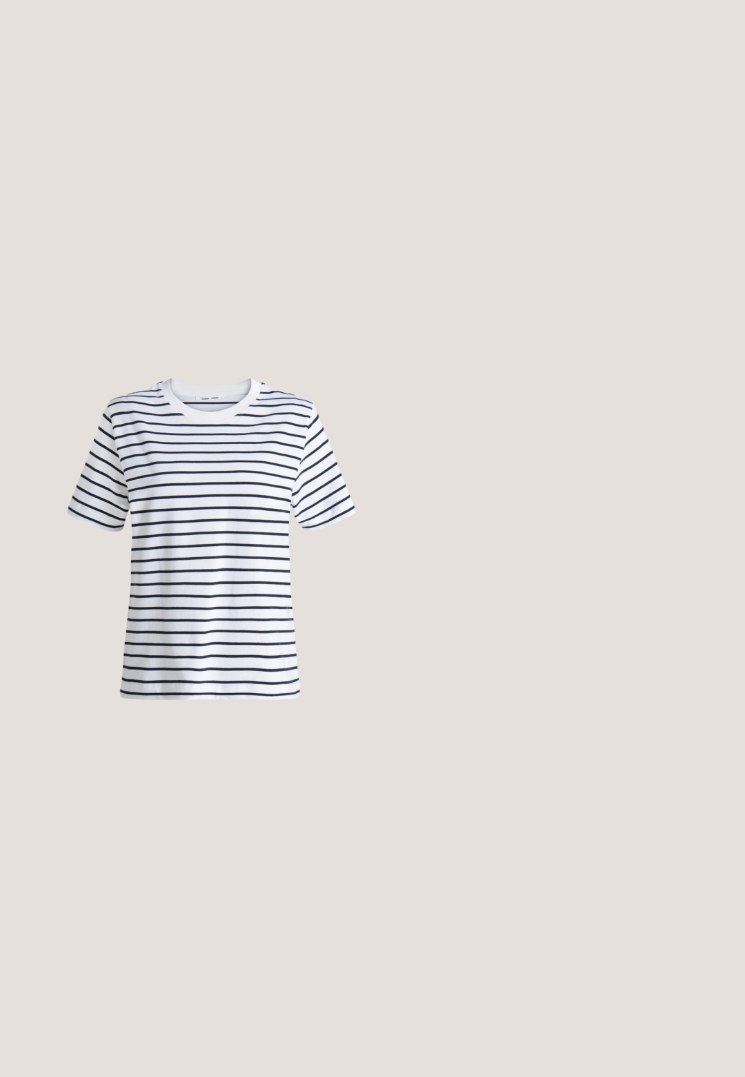 Witte T-shirt met korte mouwen en een ronde hals met gelijkmatig verdeelde horizontale zwarte strepen over de voorkant en mouwen.; Lichtblauwe denim rok met voorsplit, rafelige zoom, ceintuurlussen, knoopsluiting en voorzakken.; ALOHAS HARPER - Sandalen - black; Ronde zonnebrillen met transparante grijze monturen en grijs-getinte lenzen. Metalen accenten op de veren en gebogen armen voor stabiliteit.; Zwarte geweven handtas met afgeronde bodem, leren afwerking, verstelbare schouderriem en Samsøe Samsøe merklogo op de bovenste band.; Gouden metalen ring oorbellen met een glad, rond ontwerp en een veilige scharnier sluiting. Lichtgewicht met een gepolijste afwerking.