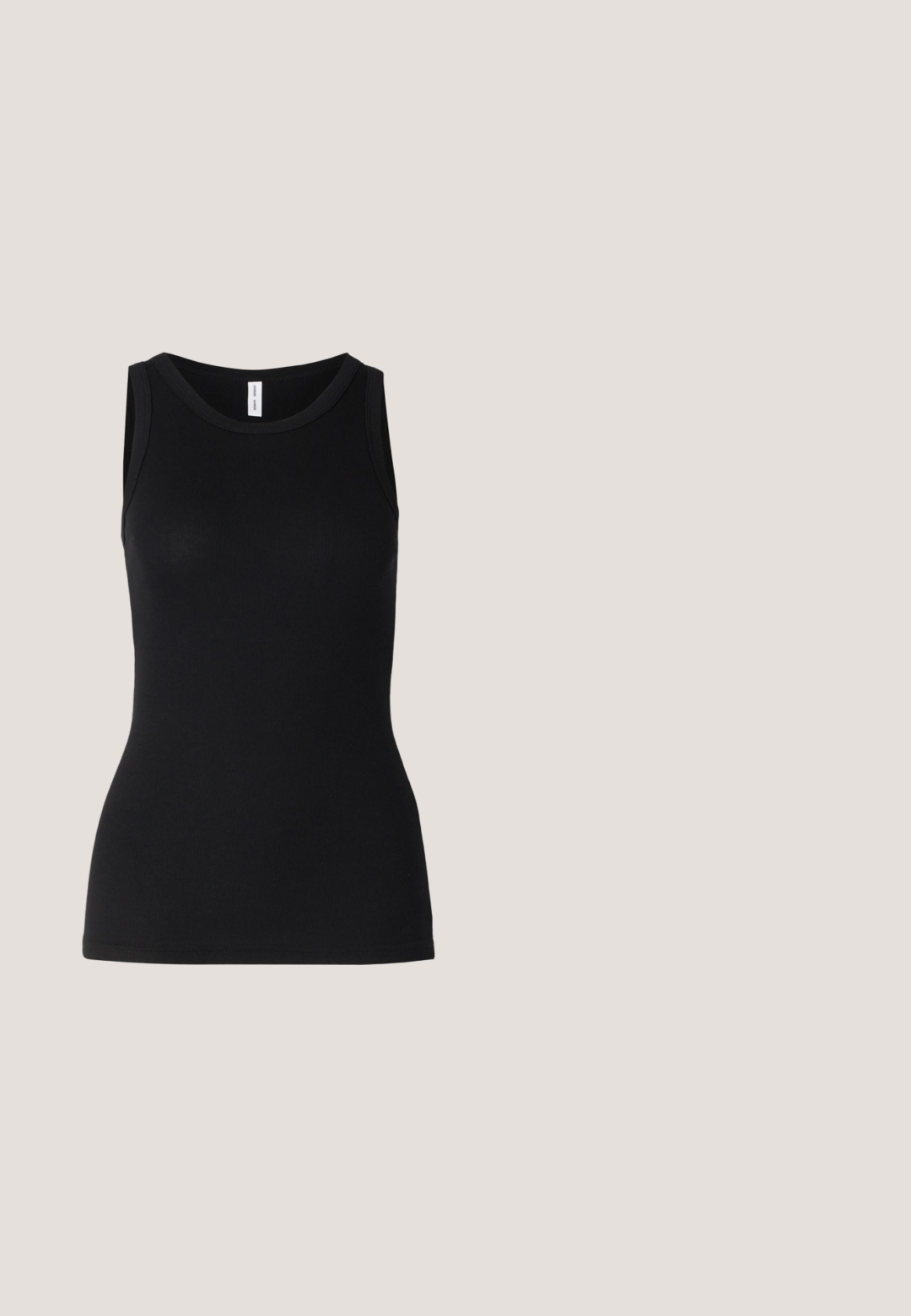 Sort ærmeløs tanktop lavet af ribbet stof, med rund halsudskæring og tætsiddende design, med en glat overflade og uden mønstre.; Sort, knælange blyantskørt lavet af glat stof med elastisk talje, præget af et simpelt, minimalistisk design uden synlig hardware.; Sorte slidesandaler med en glat læderoverdel, åben tå og en lav, blank hæl. Minimalistisk design med en buet form og slank finish.; Sorte rektangulære solbriller med mørke linser. Har en glat plastisk ramme og logo-detalje på stængerne. Rent, moderne design.; Sort spandtaske i krokodillepræget læder med enkelt skulderrem og lille sølvfarvet mærkelogo foran nederst i midten.; Sølv metal hoop øreringe med et tekstureret design, der har en lille post bagpå og branding på en af øreringene. Rund form med en poleret overflade.