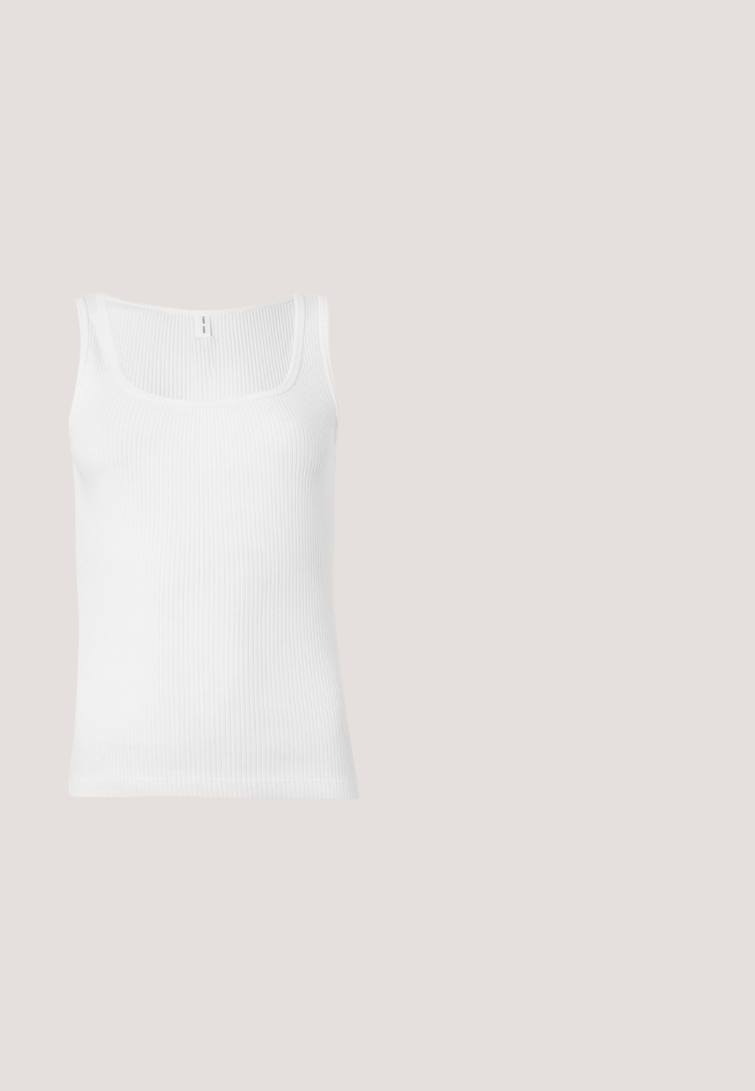 Hvid ribbet tanktop med rektangulær udskæring og brede skulderstropper. Stofmaterialet har en tekstureret, strækbar overflade.; Sorte jeans i bred benstil med høj talje, forlommer og en baglappe. Glat tekstur med minimale syningsdetaljer.; Sort ankelstøvle lavet af blank læder, med et strømlinet design, spids tå og en moderat blokhælhøjde for stabilitet.; Pieces PCALUANA SHOULDER BAG - Håndtasker - black; Sølv hoops øreringe har et glat, afrundet design med en slank profil og sikker spænde. Minimalistisk stil med en poleret finish.; Sort ruskindsbælte med en stor, poleret sølvfarvet oval spænde og en struktureret overflade. Har et klassisk design med en standard lukning.