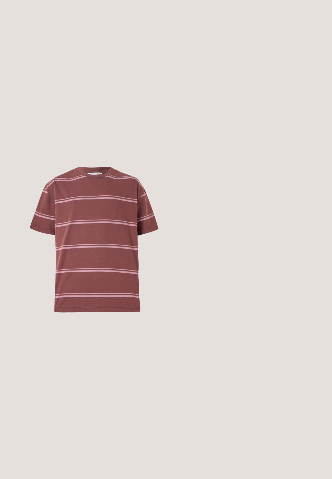 Bordeauxrot T-Shirt mit horizontalen pinken Streifen, Rundhalsausschnitt, kurzen Ärmeln und einem lässigen Schnitt. Hergestellt aus weichem Baumwollmaterial.; Helleblaue Denim-Shorts mit lockerer Passform, fünf Taschen und traditionellem Knopfverschluss, mit verblassten Stellen für ein abgetragenes Aussehen.; Schwarze Ledersandale mit Schnallenriemen, offenem Zehendesign, präsentiert auf beigem Teppich vor unscharfem braunem Möbelhintergrund.; Schwarze Plastiksonnenbrille mit rechteckigen, polarisierten Gläsern und metallischen Akzenten im Rahmen für verbesserte Haltbarkeit.; Beige Baumwolltragetasche mit zwei stabilen Tragegriffen. Mit schwarzem Drucktext: "Les Deux International Community & Sporting Goods."; Brauner Ledergürtel mit einer silbernen Metallschnalle, die den Markennamen "REPLAY" eingraviert hat. Glatte Textur, klassisches Design und spitzes Ende.