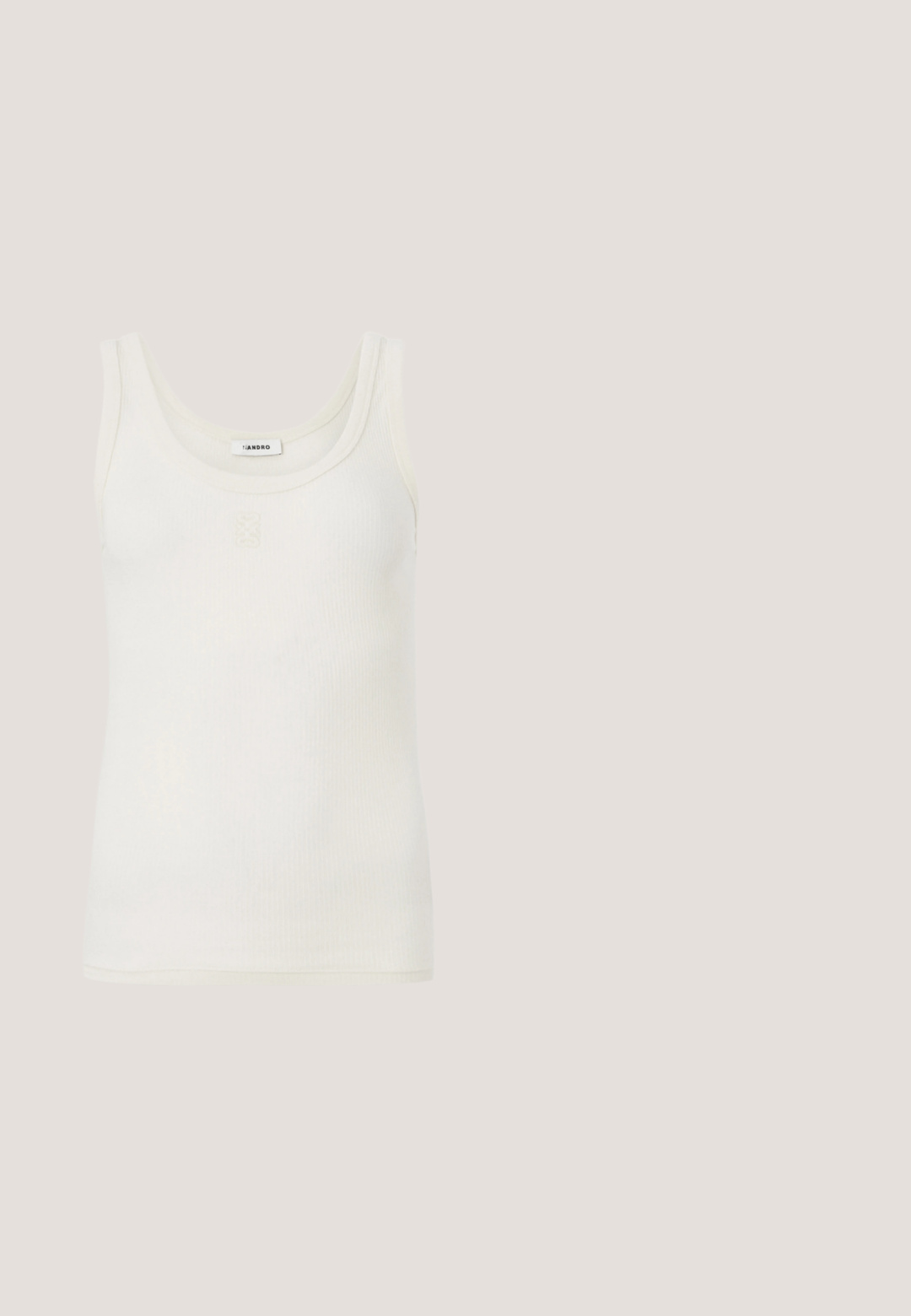 Mouwloos crèmekleurig geribd tanktopje met ronde halslijn en een klein geborduurd logo gecentreerd onder de halslijn.; Denim rok in donkerblauw, met een uitlopende uitstraling, riemlussen, voorzakken en contrasterende stiksels langs de naden.; See by Chloé MALLORY - Enkellaarsjes met hoge hak - nero; Zonnebril met een schildpadpatroon, vierkante vorm, donkere verlooplenzen en gouden hardware-accenten op de pootjes.; Bruine leren handtas met gouden kettingband en ronde gouden Michael Kors logo hanger op witte achtergrond.; Een paar gladde, glanzende gouden creooloorbellen met dunne pennen en scharnierende sluitingen op een eenvoudige lichte achtergrond.