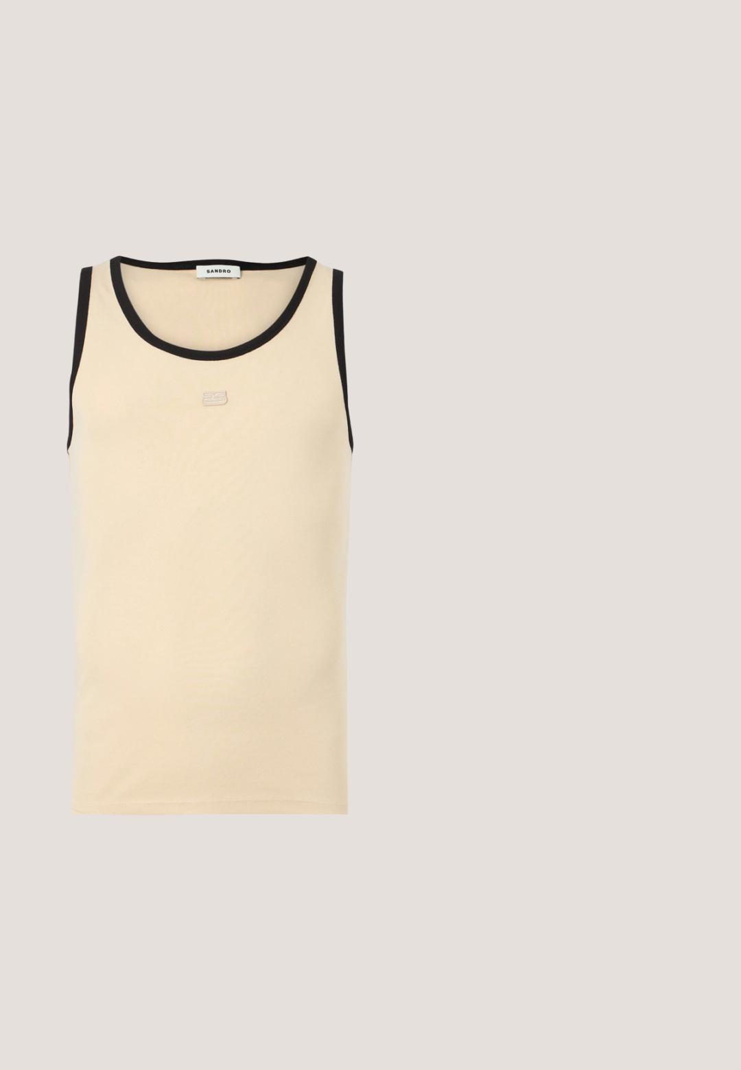 Beige tanktop zonder mouwen met zwarte biezen aan de hals en armopeningen, voorzien van een klein geperst "23"-logo op de borst.; Donkerblauwe denim jeans met een lichte vervaging, straight leg ontwerp, vijf zakken en contrasterende stiksels.; Zwarte leren dubbele monkstrap schoen met zilveren gespen, tentoongesteld op een reflecterend metalen zilver gevoerd oppervlak.; Zwarte rechthoekige Gucci-zonnebril met donker getinte glazen en zichtbaar Gucci-logo op de pootjes, geplaatst op een witte ondergrond.; Zwarte leren aktetas met dubbele handvatten, rechthoekige vorm en zilverkleurige ritstrekkers, voorzien van een klein geperst logo in het midden.; Zwarte leren riem met een zilveren rechthoekige gesp en reliëflogo-details. Flat design met een gladde textuur en klassieke afwerking.