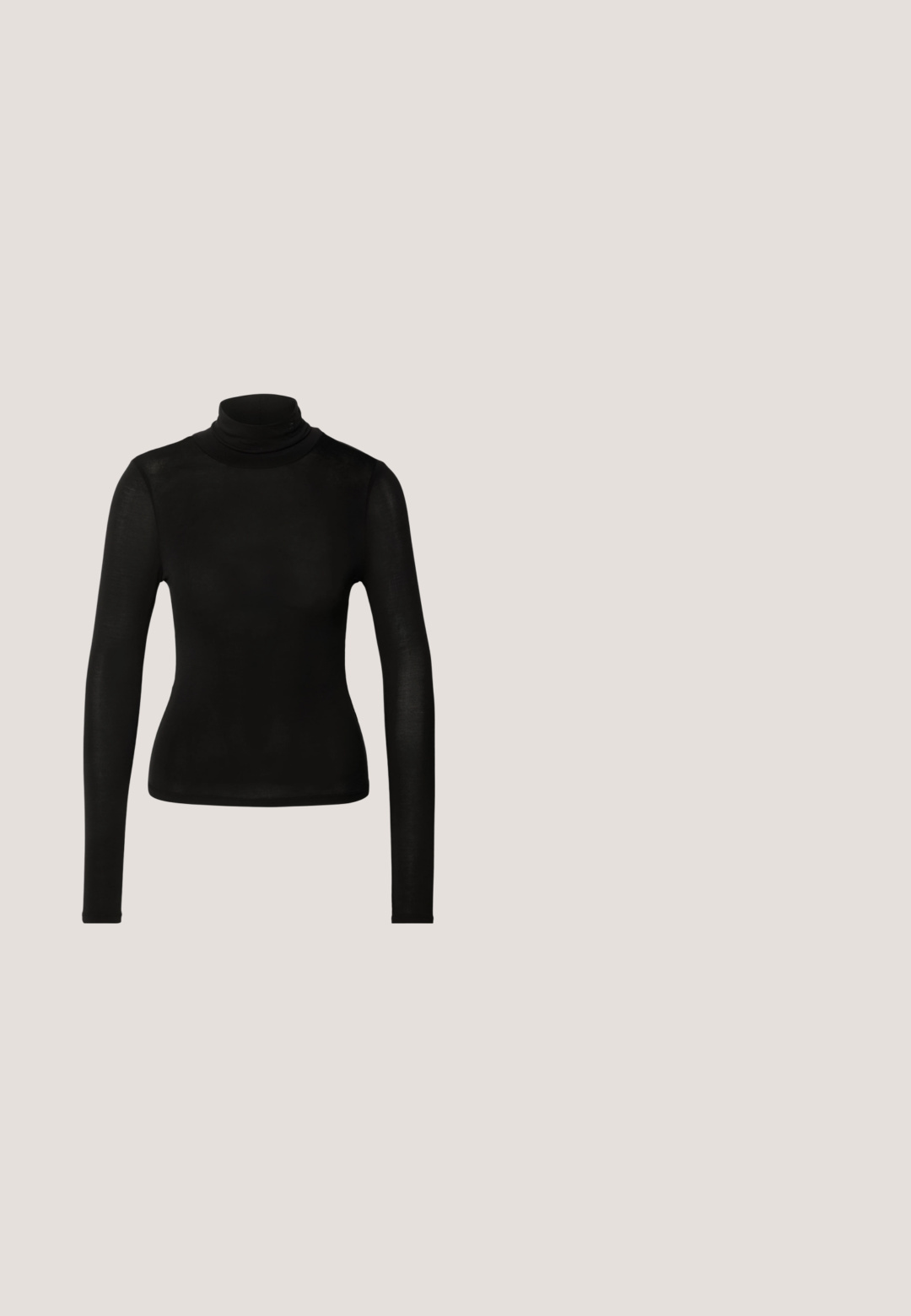 Sort turtleneck top lavet af et letvægts, strækbart materiale. Har lange ærmer og en tætsiddende silhuet uden synlige sømme.; Sorte flagrende bukser lavet af glat, kunstlæder med høj talje og syninger over knæet.; Sortlæder ankelstøvle med spids tå, en slank silhuet og en kraftig firkantet hæl. Glat tekstur med minimale stikninger.; Sorte rektangulære solbriller med mørkt tonede linser, tyk plastramme og brede stænger. Glat overflade og kantet design.; Sølv hoops øreringe, cirkulær form, glat skinnende tekstur og ensartet bredde hele vejen igennem. Minimalistisk design uden yderligere accenter.; Sort læderbælte med en guld firkantet spænde. Har en glat tekstur og et klassisk design, der er velegnet til både afslappet og formelt brug.