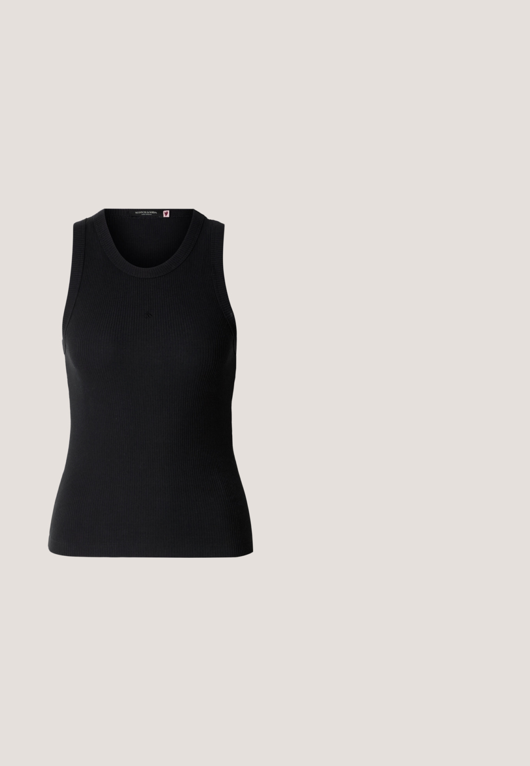 Camiseta sin mangas negra con tejido acanalado, escote redondo, corte ajustado y pequeño logo bordado en el centro del pecho.; Pantalones negros ajustados con un corte entallado, dobladillo acampanado, parte delantera plana y sin bolsillos visibles. Hechos de una tela suave con costuras mínimas.; Mocasín de cuero negro con detalles perforados y hebilla dorada, reposando sobre una alfombra azul texturizada con formas abstractas.; Gafas de sol negras con una montura texturizada salpicada de dorado y lentes marrones, con una forma cuadrada audaz y varillas delgadas.; Bolso tote de patrón marrón con asas de cuero negro, herrajes dorados y una cadena decorativa con borla. Presenta un diseño estructurado.; Pulsera de cadena de oro que presenta enlaces rectangulares grandes y en forma de círculo alternos, con un cierre de toggle. Acabado suave y brillante.