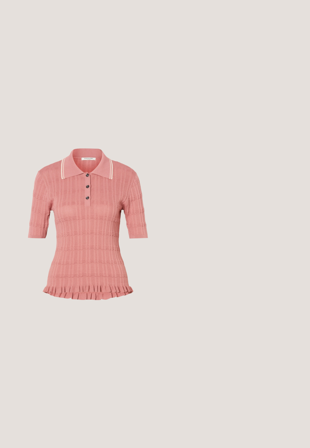 Polo en maille rose à manches courtes avec motif texturé, trois boutons, col rayé blanc et ourlet volanté.; Jupe en denim bleu clair coupe trapèze avec bouton sur le devant, fermeture éclair, passants de ceinture, poches avant et délicates décorations scintillantes.; Baskets en daim marron avec un bout arrondi, fermeture à lacets, logo accent doré et semelle texturée, suspendues au-dessus d'un fond neutre.; Sac bandoulière en cuir marron foncé avec une forme souple et décontractée et une anse nouée torsadée sur un fond blanc uni.; Collier multicolore en perles avec des perles dorées, ambre, noires, rouges et grises, doté d'un fermoir bascule en or sur fond blanc.; Ceinture en faux cuir brun avec une boucle rectangulaire en argent, présentant un bord texturé et des accents matériels circulaires.
