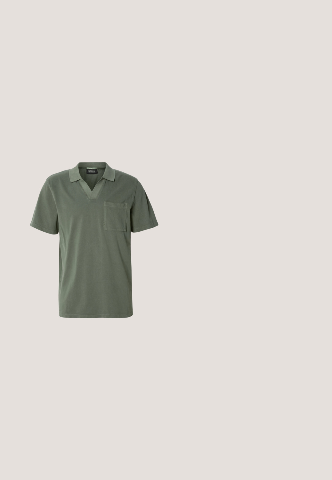 Polo de manga corta en color verde oliva con escote en V, bolsillo en el pecho y una textura suave de algodón. Diseño minimalista con líneas limpias.; Jeans de mezclilla de color azul oscuro, con diseño de pierna recta, estilo de cinco bolsillos y costuras visibles a lo largo de las costuras.; Bota corta de cuero marrón oscuro con cordones flotando sobre una alfombra beige tejida, una mesa de café de madera y un sofá de tonos neutros en una sala de estar.; Gafas de sol rectangulares negras con montura gruesa y lentes tintados oscuros, inclinadas sobre un fondo blanco.; Conjunto de cinco anillos de plata: dos bandas lisas, uno rectangular, uno acanalado, y una banda abierta de eslabones en cadena, todos con un acabado pulido.; Cinturón de cuero negro enrollado con hebilla rectangular de metal plateado sobre un fondo claro y sencillo.