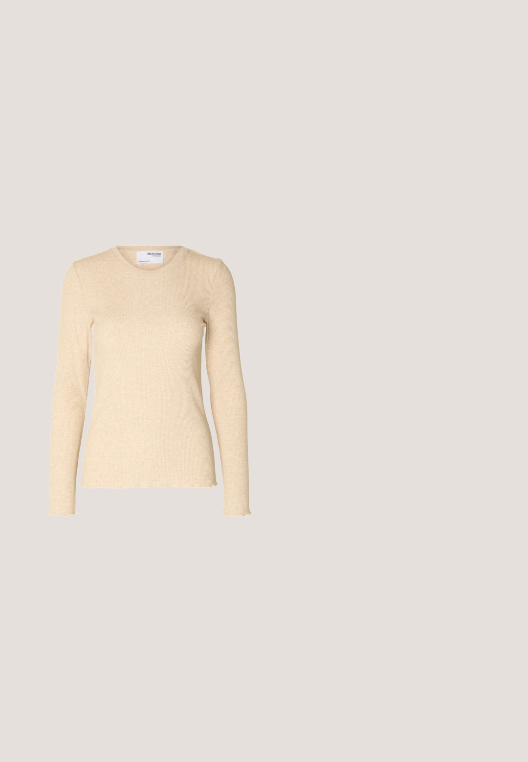 Beige geribbelde gebreide top met lange mouwen, ronde halslijn en subtiele golvende randen aan manchetten en zoom.; Lichtblauwe denim jeans met een klassiek vijf-pocket ontwerp, knoop- en ritssluiting, en rechte pijpen.; Beige hoge hak schoen met een puntige neus, enkelriempje en een brede blokhak. Glad synthetisch materiaal met een matte afwerking.; Bruine schildpad zonnebril met een vintage cat-eye vorm en bruine lenzen. Heeft gebogen armen met rode accenten.; Crème leren schoudertas met een halve maan vorm, dunne schouderband en subtiele stiksels. Minimalistisch ontwerp met gouden hardware accenten.; Goudkleurige oorbellen in de vorm van abstracte handen, met een glanzend oppervlak, ingewikkelde details en een zilver- en goudkleurige post voor een veilige bevestiging.