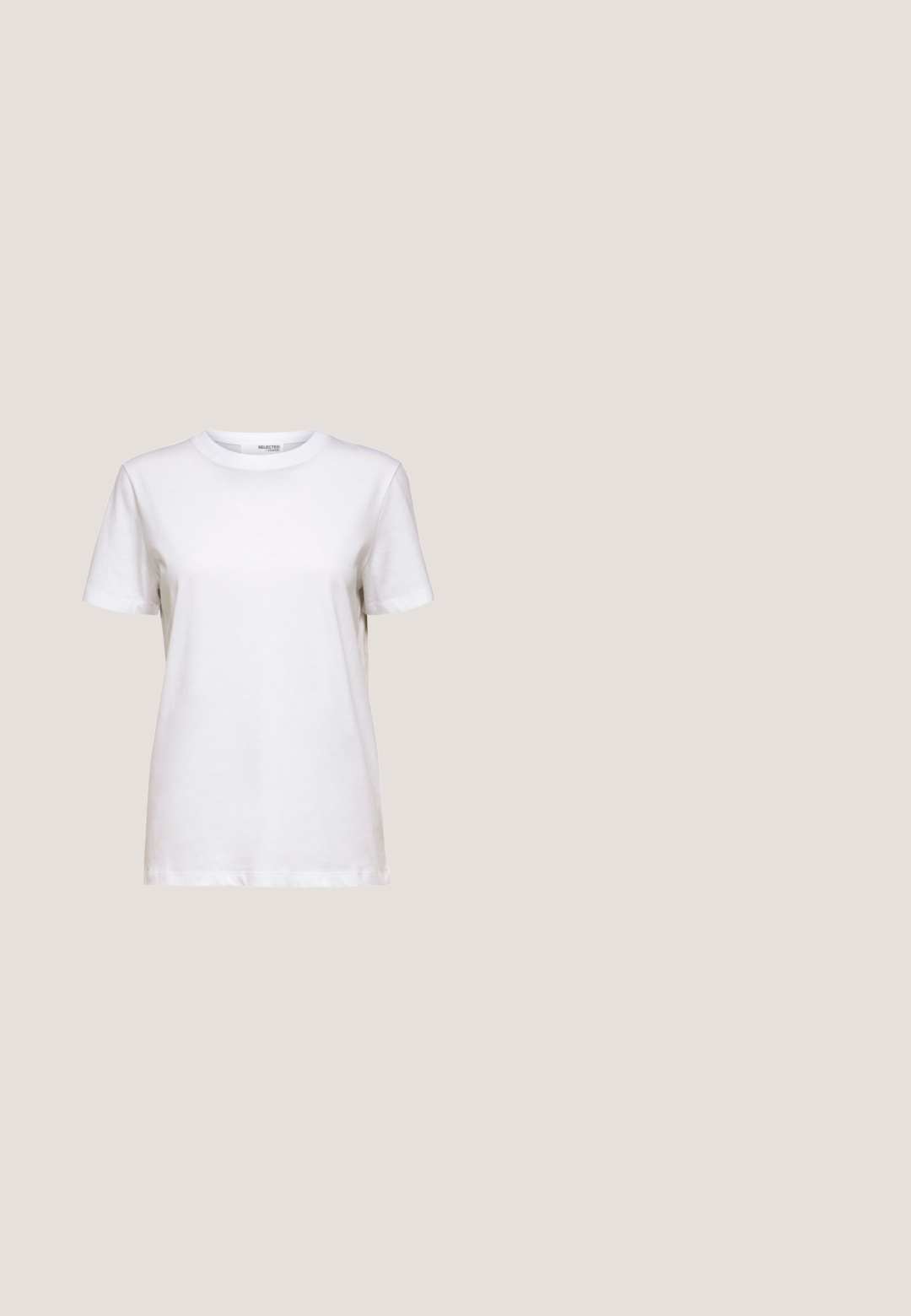 Effen wit T-shirt met korte mouwen en ronde hals, normale pasvorm en een klein label aan de binnenkant van de hals met de tekst "SELECTED FEMME."; Zwarte denimjeans met een rechte pijp, voorzien van een hoge taille, vijf zakken, metalen knoopsluiting en minimale stikseldetails.; Witte sneaker met een zwart V-logo, voorzien van een gladleren bovenwerk, ronde neus, vetersluiting en een contrasterende zwarte hieltab.; Zwarte cat-eye zonnebril met donkergrijze lenzen, slank plastic frame, puntige hoeken en rechte pootjes. Geen zichtbare hardware of accenten.; Zwarte faux leren schoudertas met een krokodillenstructuur, gouden hardware en een afneembare schouderriem. Beschikt over een klepsluiting en een binnencompartiment.; Zilveren hoepel oorbellen met een minimalistisch ontwerp. Cirkelvormig, gladde textuur en dun profiel. Lichtgewicht met een gepolijste afwerking.