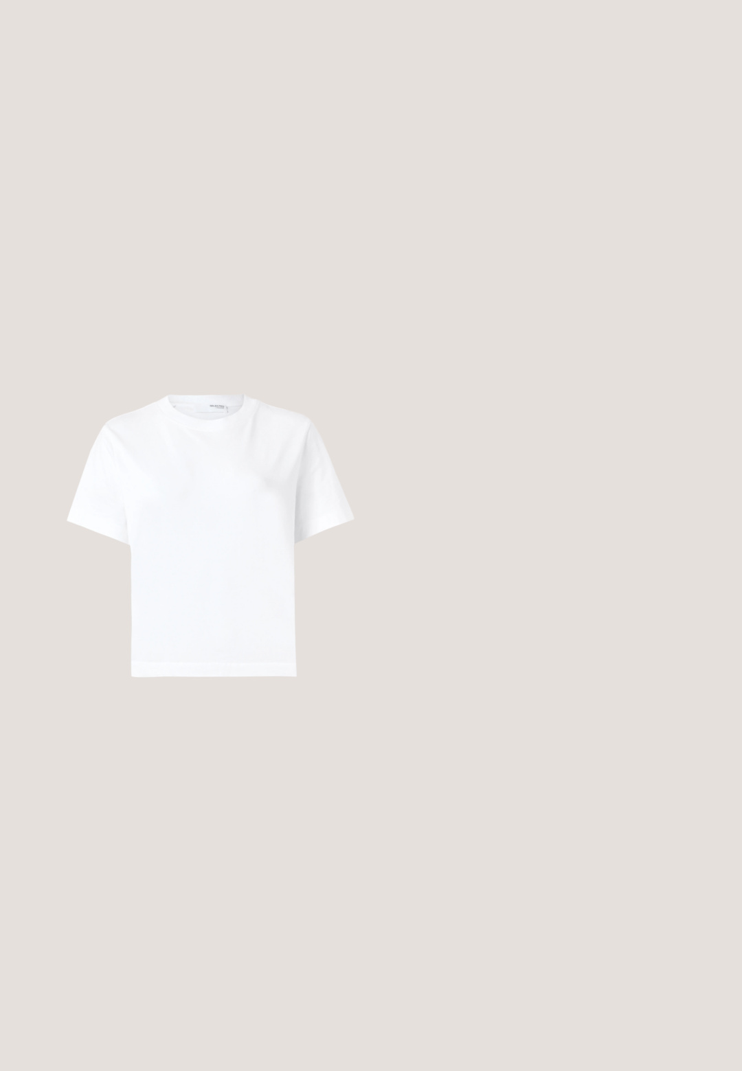 Effen witte katoenen T-shirt met korte mouwen, ronde hals en rechte zoom, getoond op een witte achtergrond.; Zwarte wijde broek van lichtgewicht stof, met een elastische tailleband en trekkoord, voorzien van een loose fit en gedrapeerd ontwerp.; Zwarte sandaal met twee verstelbare banden, zilveren gespen en een kurken voetbed op een gestructureerde zwarte rubberen zool.; Ronde zonnebrillen met zwarte plastic monturen en een gradiënt van donkerpaarse lenzen. Gouden metalen accenten op het montuur. Dunne zwarte pootjes.; Zwarte leren draagtas met textuur, twee lange schouderbanden, rechthoekige vorm en open bovenkant.; Gouden creolen met een gladde, gepolijste afwerking. Ronde vorm, middelgrote maat, met een veilige sluitmechanisme.