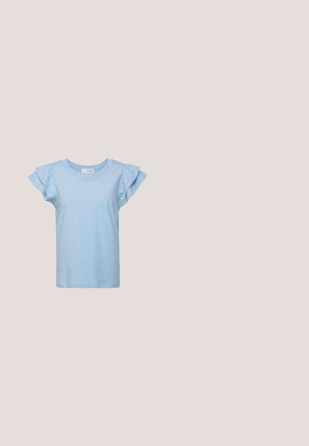 Selected SLFCAMILA RUFFLE TEE - T-shirts basic - sky blue; Denim nederdel i lyseblå med en flared form, der har lukning med knapfortsats, to sidelommer og kontrastsyninger.; Enkelt hvid åben tå mule med blokhæl på brolagt grund nær flisebelagt væg, vinklet for at vise side- og topudsigt.; Et par rektangulære solbriller med lyseblå gennemsigtige stel og mørkegrå linser, der har lige templer og minimale hardware detaljer.; Pieces PCALUANA SHOULDER BAG - Håndtasker - birch; Sølv hoop-øreringe med en poleret finish, der har en cirkulær form og en hængslet lukning. Glat tekstur med minimal detaljering.