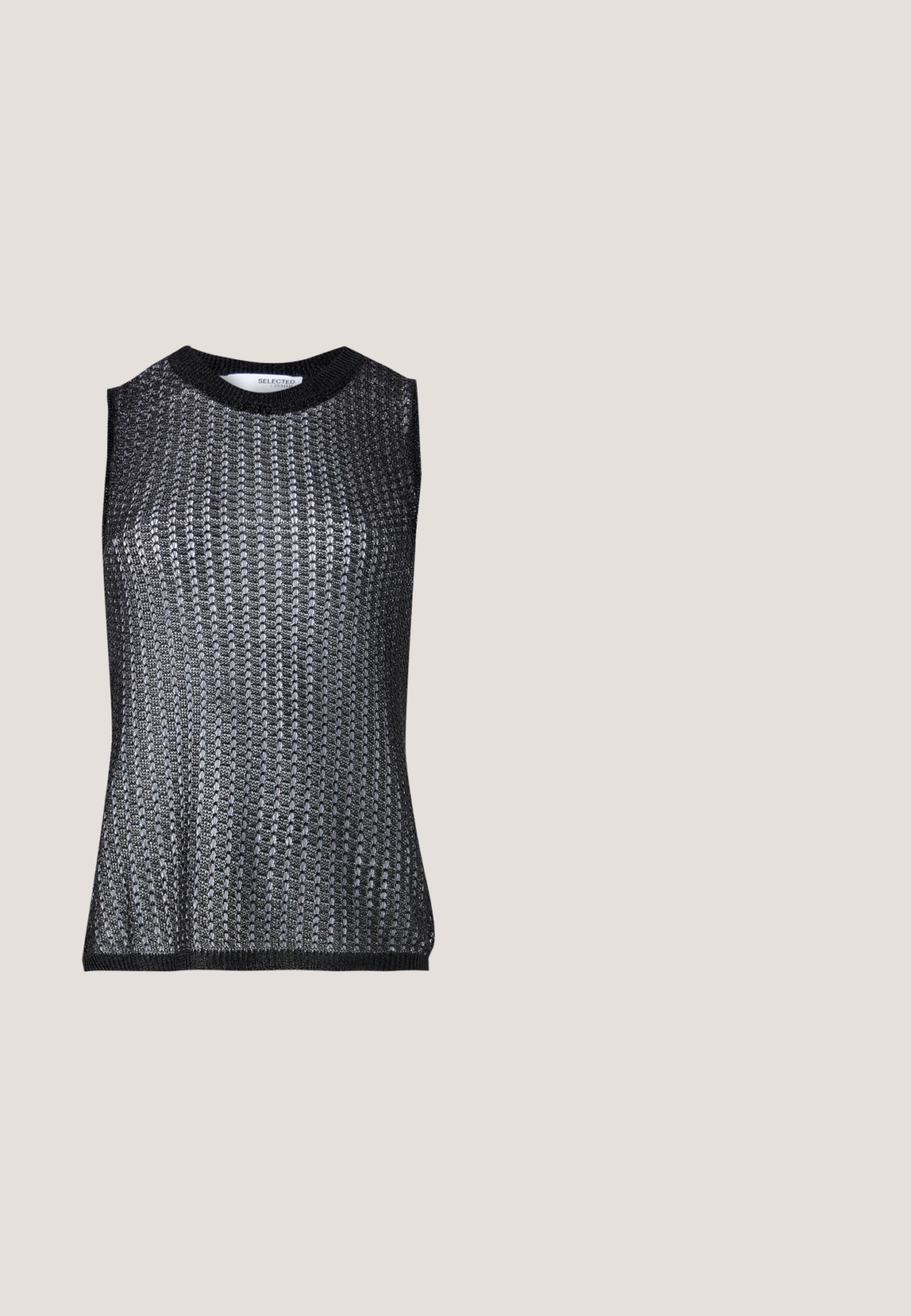 Top negro sin mangas con un patrón texturizado y tejido, que presenta un escote redondo y un dobladillo y sisas acanalados en un color contrastante.; Pantalones negros de pierna ancha con cintura elástica y cordón, mostrados planos sobre un fondo gris claro.; Sandalias planas negras con tiras ajustables finas, con una pala rectangular y un acabado mate texturizado. Presentan un tacón bajo ligeramente cuadrado.; Gafas de sol rectangulares negras con lentes oscuros, montura de plástico brillante y detalles dorados en las patillas. Diseño minimalista y forma elegante.; Bolso negro con textura de cocodrilo, borde superior fruncido, asa recogida y cordones con borlas en cada lado sobre un fondo blanco.; Pendientes de aro de plata con un acabado suave y brillante. Forma circular, con un cierre seguro. Diseño sencillo y elegante.