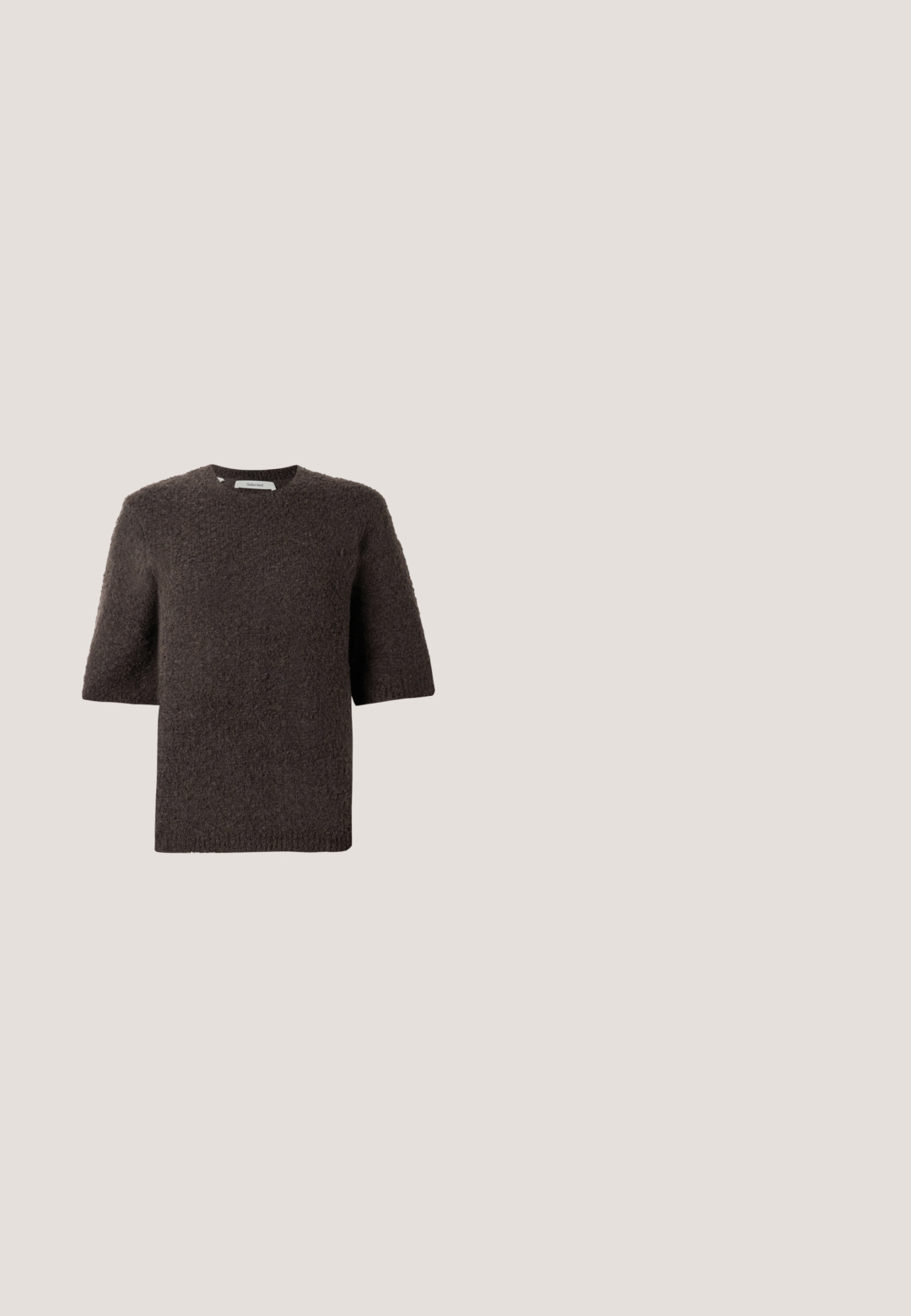 Mørkebrun strikket pullover med korte ærmer, rund halsudskæring og tekstureret stof. Enkel design, ingen synlige lukninger eller mønstre.; Lyseblå denimjeans med høj talje, vide ben og klassisk fem-lomme design. Har diskret falming og lynlåsgylf.; Sort Mary Jane flatsko i læder med sølvspænde, vist på beige tæppe nær en brun rund bordfod.; Solid burgunderfarvet uldsk scarf med frynser, lagt fladt mod en ensfarvet hvid baggrund.; Par sølvspiral øreringe med glat, afrundet design på en ensartet hvid baggrund.; Sort læderbælte rullet sammen med en stor tekstureret oval guldfarvet spænde mod en hvid baggrund.