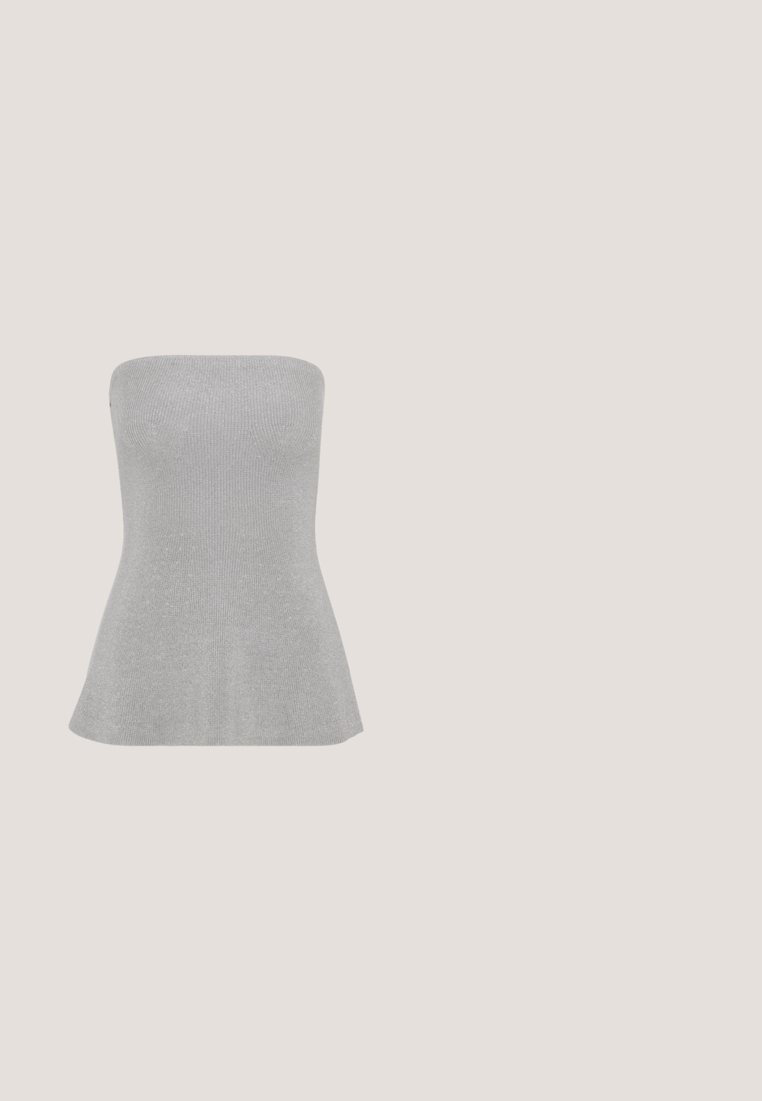 Selected SLFLILI BANDEAU - Top - sleet; Zwarte wijde pijpenbroek gemaakt van lichte stof, met een gladde textuur, een sluiting met knoop aan de voorkant en zijzakken.; Zwarte sandaal met hoge hak en dunne bandjes over de tenen en om de enkel, met een gouden gesp op een slanke naaldhak.; Zwarte rechthoekige zonnebril met een glad plastic frame en donkere lenzen. "QUAY" logo aan de zijkant in het wit. Minimalistisch ontwerp.; Zilveren metalen handtas met vetersluiting, met een strak ontwerp en een korte schouderriem. De tas wordt vastgehouden in de handen, waardoor de textuur goed tot zijn recht komt.; Een paar glanzende zilveren oorringen met dunne draadafsluitingen, getoond op een lichtgrijze achtergrond.