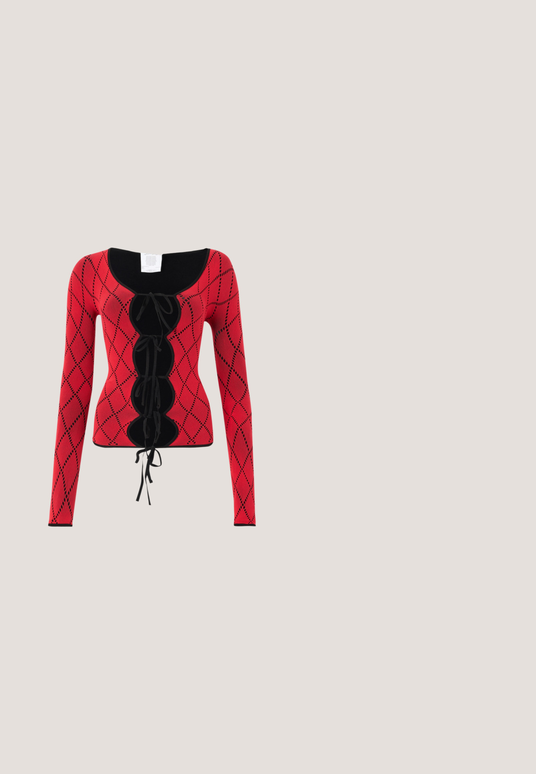 Haut à manches longues en tricot rouge avec un motif en losanges, des accents noirs, un col rond et un détail à lacets à l'avant avec des liens.; Pantalon en denim bleu foncé avec larges revers, poches plaquées à l'avant, passants pour ceinture et fermeture par bouton à la taille.; Chaussure ballerine noire à bride élastique à l'arrière, ornée de gros clous ronds argentés dispersés sur le dessus, vue de profil sur fond blanc.; Sac à main en denim bleu avec poignées supérieures, fermeture éclair dorée, breloques lettres dorées et bandoulière noire amovible sur fond blanc.; Boucles d'oreilles en forme de cœur dorées avec une finition lisse et brillante. Présente un design à charnière pour un enfilage facile et un fermoir bien visible.; Ceinture en cuir noir avec deux poches arrondies, fermées par des boutons-pression en argent. Texture lisse, design légèrement courbé.