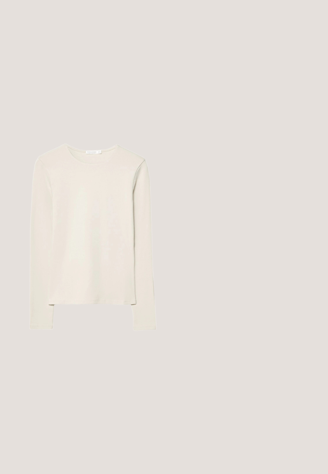 Haut beige clair à manches longues en tissu doux, avec un col rond et une coupe décontractée, un ourlet droit et un minimum de détails de couture.; Pantalon noir ample avec taille élastique et cordons réglables aux poignets, fabriqué en tissu léger.; Escarpin noir en cuir pour femme avec bout arrondi et talon bloc avec un accent métallique argenté, présenté en profil latéral sur fond blanc.; Lunettes de soleil noires œil de chat avec verres teintés vert foncé, vue de face, sur fond blanc uni.; Sac à main en cuir vert foncé avec poignée sur le dessus, bandoulière réglable et fermoir logo double C doré sur le rabat avant.; Boucles d'oreilles en ton or ornées d'une perle blanche et d'une pierre noire lisse en forme de goutte. Finition polie avec un design épuré.