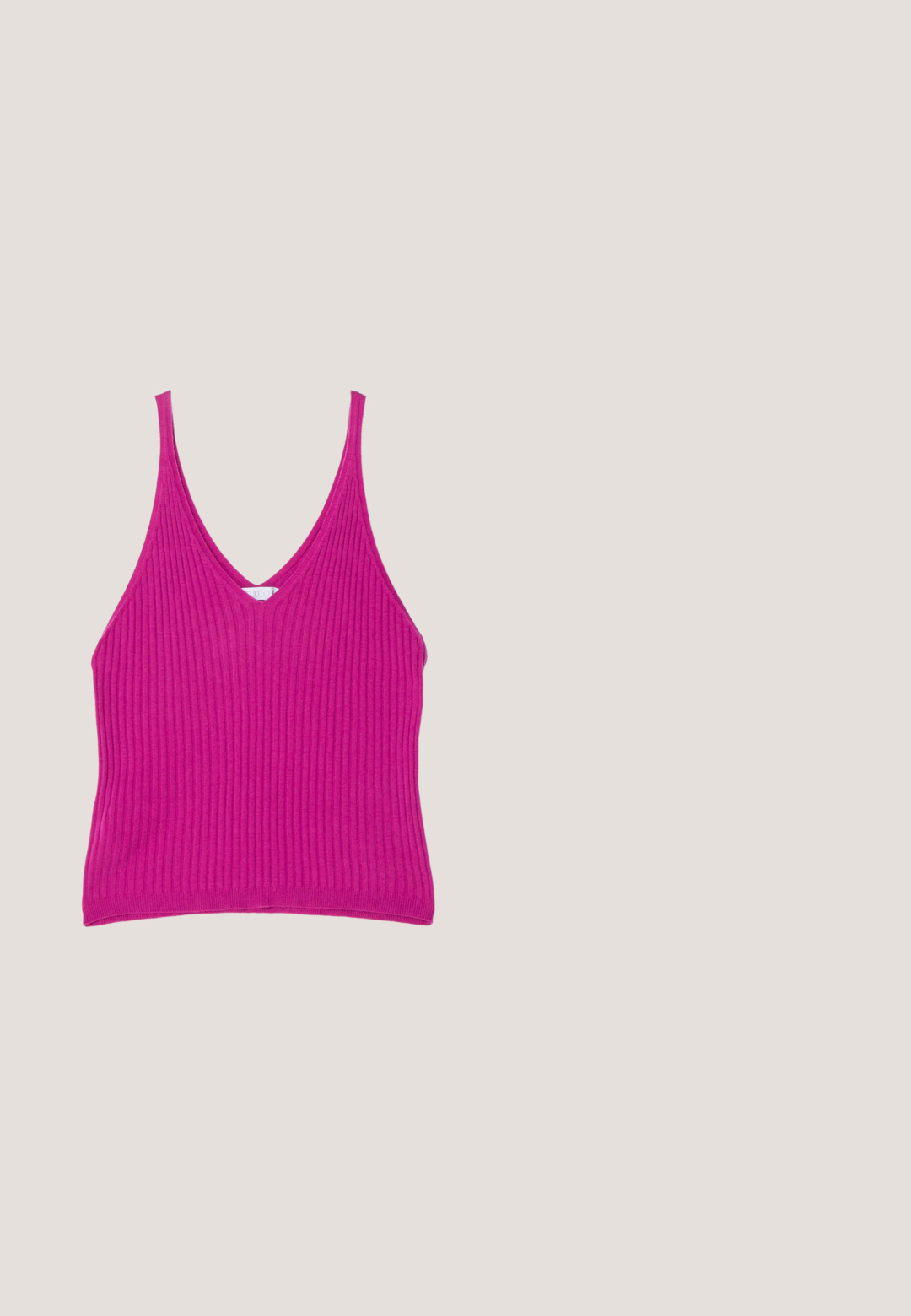 Tætsiddende ribbet tanktop i livlig fuchsia. Har en dyb V-udskæring og tynde stropper, lavet af et blødt, strækbart materiale.; Sorte bukser med flare-design, lavet af et glat stof. Har et elastisk bælte for komfort og en ren, enkel silhuet.; Sort slingback flad sko med spids tå, mesh overdel, justerbar spænde rem og lav stablet hæl på hvid baggrund.; Slanke solbriller med metalramme, smalle, rosafarvede rektangulære glas og justerbare næsepuder på en ensartet hvid baggrund.; Sort satinpung med en afrundet form, et håndtag i toppen og en guldaccentlås. Glat tekstur med et minimalistisk design.; Guld kæde halskæde med uregelmæssige led og små hvide perler fordelt langs den ene side, vist på en ensfarvet lys baggrund.