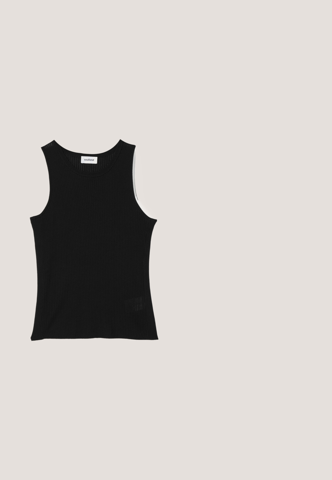 Sort ribbet tanktop med rund halsudskæring og brede skulderstropper, med en subtil struktureret finish og en lille mesh-detalje ved kanten.; Agolde HARPER CROP - Wide leg - blue; Sort blank glidsandal med to justerbare sølvfirkantede spænder og en flad sål.; Sort læderhåndtaske med flettet design, der har en stor åbning, robust håndtag og præget tekst på forsiden.; Sølvhalskæde med kædelinkdesign og en buet række af flade, runde skiver i forskellige størrelser, hvilket skaber et tekstureret udseende.; Sort læderbælte rullet sammen med spids sølvspænde og sølvbæltespids på hvid baggrund.