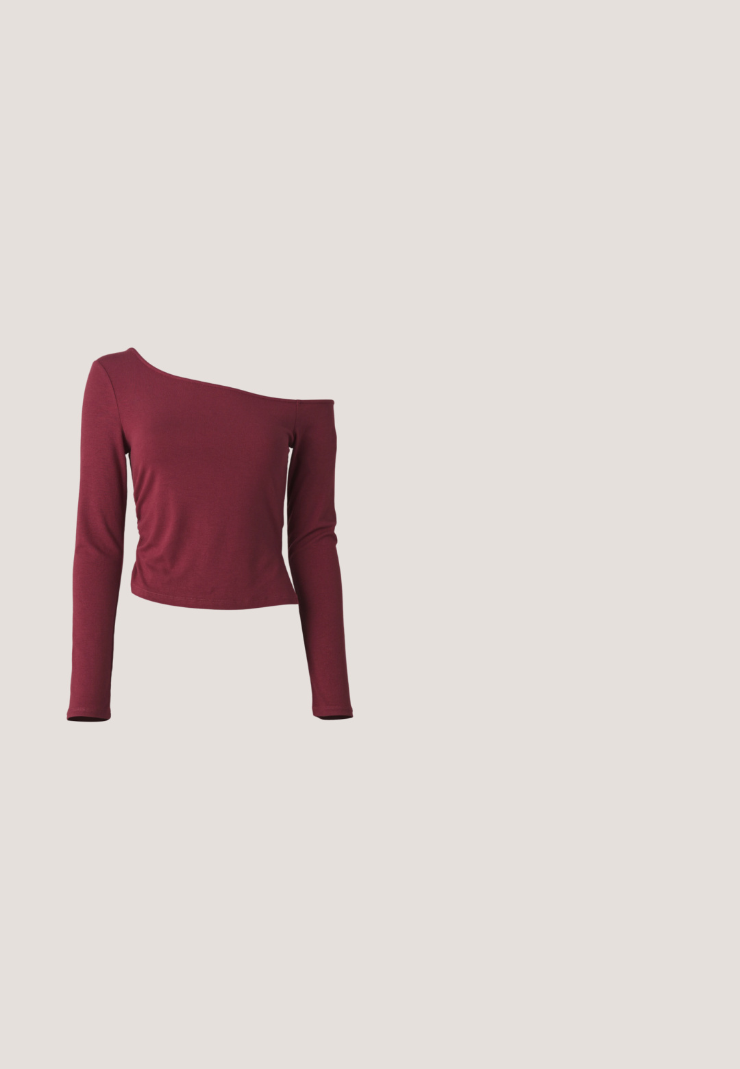 Bordeaux, off-the-shoulder langærmet top lavet af blødt, strækbart stof med en tætsiddende silhuet og en cropped kant.; Bredbens-denimbukser med en lys til mørk blå gradient, høj talje, bælteløkker og et matchende stofbælte. Tekstureret denimfinish.; Ben iført hvide sokker og sorte Adidas Gazelle sneakers med hvide striber og tykke brune såler på et gråt tæppe.; Sorte rektangulære briller med klare linser, der har afrundede kanter og sideaccenter, med en blank finish på stellet og arme.; Pieces PCALUANA SHOULDER BAG - Håndtasker - black; Sølvøreringe i form af hoops med en glat, blank finish. Cirkulær form, der har en sikker lås. Simpelt og elegant design.