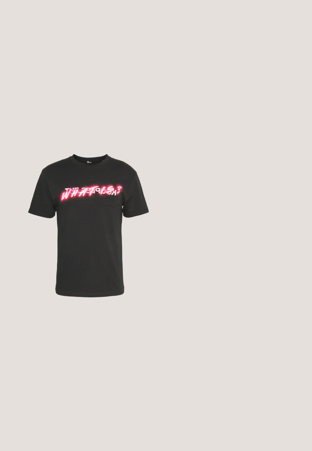 Schwarzes Baumwoll-T-Shirt mit kräftigem weißen und rosa Grafiktext "THE WHAT IS?" in einer Neon-Stil Schriftart. Kurze Ärmel und runder Halsausschnitt.; Schwarze Jeans aus verblasstem Denim mit geradem Bein, Vordertaschen, Gürtelschlaufen und Knopfverschluss am Bund.; Weißer Nike Air Force 1 Sneaker mit grauem Swoosh-Logo, der über einer Steinoberfläche und einem grauen Steinwandhintergrund schwebt.; Schwarze rechteckige Sonnenbrillen mit dunklen Gläsern, ausgestattet mit einer matten Oberfläche, silbernen Akzenten und strukturierten schwarzen Bügeln.; Silberne Kettenarmband mit dicken Gliedern und einem geflochtenen Abschnitt, abgeschlossen mit einem gebogenen Schlossverschluss und glatter Oberfläche.; Graue Wristlet-Clutch mit Paris Gebäudeaufdruck und Karl Lagerfeld Logo-Plakette vorne, Reißverschluss und abnehmbarem Riemen.