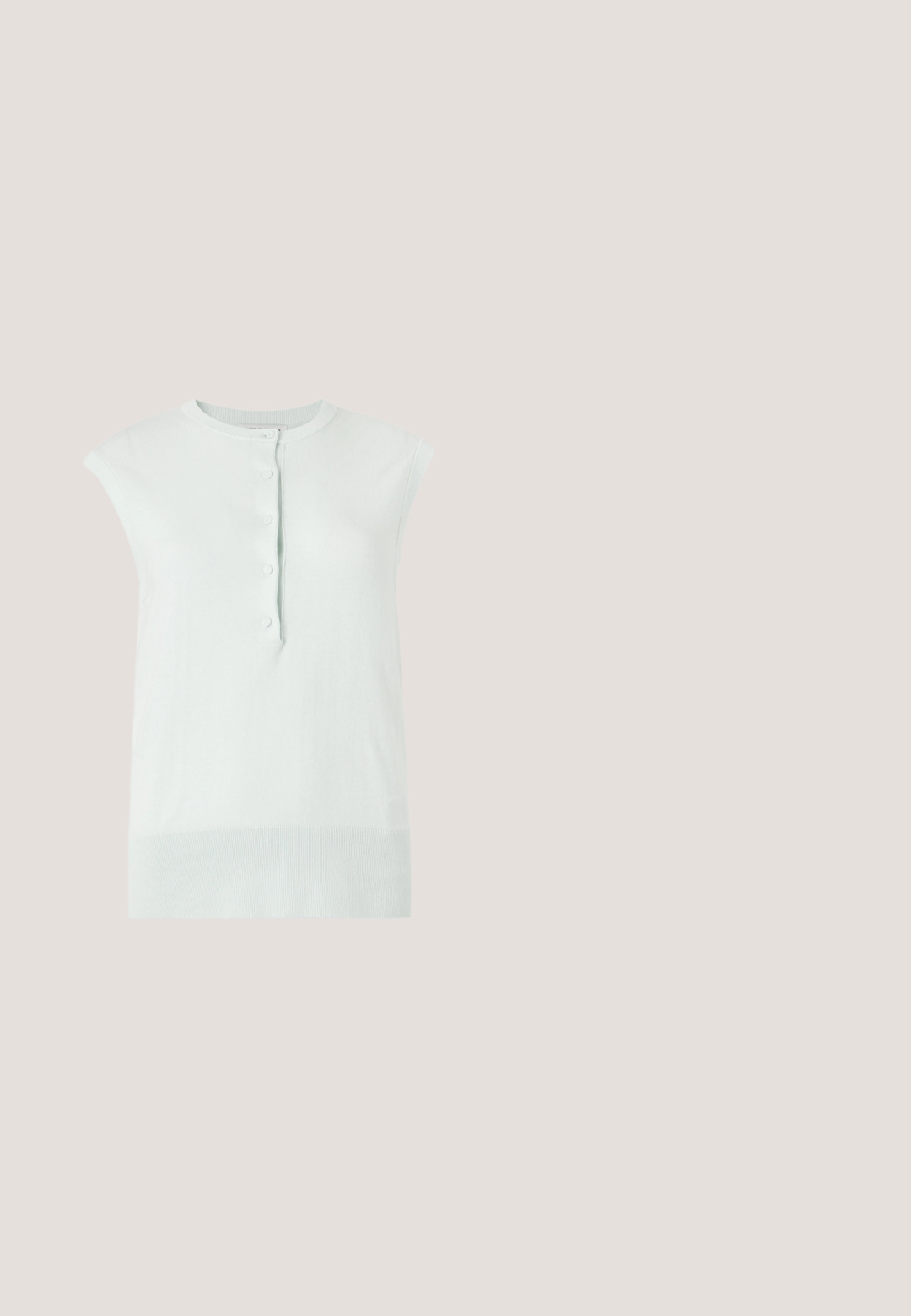 Mouwloze witte gebreide top met geribde kraag en zoom, voorzien van een knoopsluiting aan de voorkant met vijf knopen.; Beige textured rok met een geweven patroon, voorzien van twee opvallende zilveren knopen aan de voorkant en een licht asymmetrische zoom.; Beige slingbackhakken met een puntige neus, voorzien van een gouden sierketting, een lage blokhak en uitgesneden zijdetails. Gladde leren textuur.; Katt ogen zonnebril met een doorzichtige amberkleurige montuur en bruine lenzen. De veren hebben een gestreept patroon in zwart, wit en oranje accenten.; Witte leren handtas van Michael Kors met dubbele handvatten, verstelbare schouderriem en ronde metalen MK-logo hanger.; Parelarmband met onregelmatige witte parels en een gouden sluiting, voorzien van een kleine rechthoekige gouden hanger met een decoratief ontwerp.
