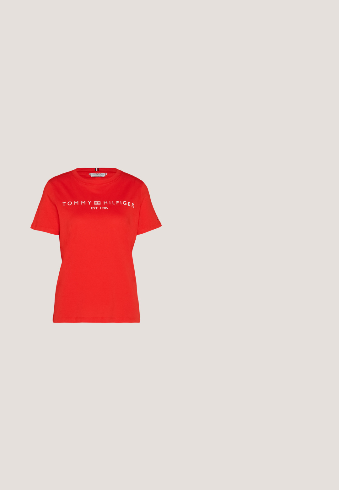 Rood T-shirt met korte mouwen met Tommy Hilfiger-logo en "Est. 1985" in wit gedrukt over de borst.; Roze sweatpants met een elastische tailleband en een trekkoord. Strak bij de enkels met ribbelmanchetten. Gladde stof zonder zichtbare patronen of accenten.; Witte sport sneakers met een gladde synthetische bovenkant, geperforeerde accenten, vetersluiting, gevoerde zool en een transparante luchtunit in de hiel.; QUAY AUSTRALIA LEVEL UP - Zonnebril - matte black; Zwarte canvas schoudertas met twee voorflapzakken, een met rits afgesloten vak met het label "Marc Jacobs" en de tekst "THE TOTE BAG" in grote letters.; Zilveren metalen oorbellen in de vorm van een gladde, glanzende, gebogen halve maan, met een minimalistisch ontwerp en zonder zichtbare patronen.