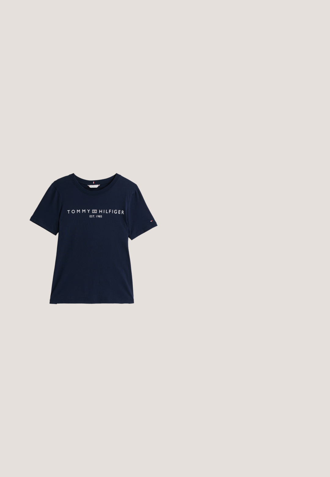 Navyblauw T-shirt met korte mouwen met "Tommy Hilfiger Est. 1985" wit gedrukt over de borst en een klein logo op de mouw.; Blauwe denim jeans met een aangesloten pasvorm, rechte benen en lichte vervaging. Beschikt over vijf zakken en een rits met knoopsluiting.; Zwarte leren open-teen muilschoen met hak, kruiselings banden en een klein metalen logo aan de zijkant, middelhoge taps toelopende hak, beige rand aan de zool.; Zwarte oversized vierkante zonnebril met vervagende donkere lenzen en een gouden 'Tommy Hilfiger' logo op de pootjes.; Zwarte leren handtas met dubbele afgeronde handvatten, gouden ritssluiting en klein goudkleurig gekleurd logo met schakels aan de voorkant in het midden.; Paar goudkleurige ronde oorbellen met in elkaar grijpende ringen en kleine segmenten van rood, wit en zwart email op elke ring.