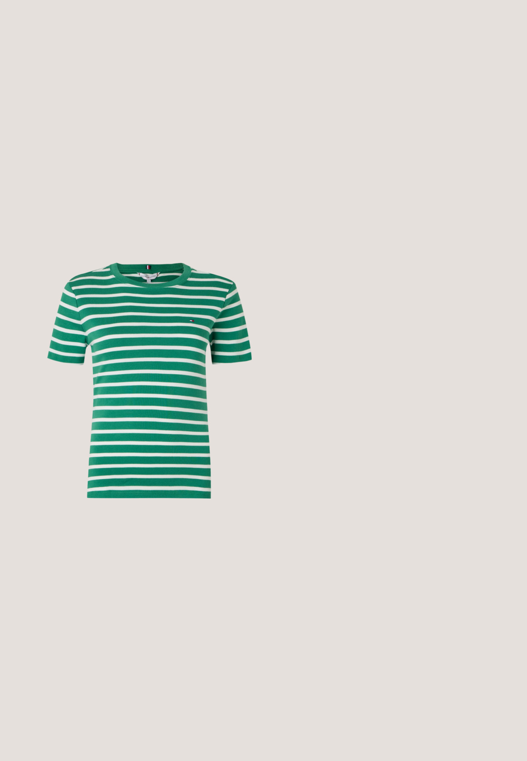 Grün-weiß gestreiftes T-Shirt mit Rundhalsausschnitt und kurzen Ärmeln. Verfügt über ein kleines Logo auf der Brust. Weiches Baumwollmaterial.; Roter Rock mit floralem Muster auf weißem Hintergrund; knielang mit einem ausgestellten Design und glatter Textur. Keine sichtbaren Verschlüsse oder Akzente.; Schwarze Leder-Ballerinas mit spitzem Zehenbereich, Cut-Out-Design, Knöchelriemen und goldener Kettenakzent. Glatte Textur, minimaler Absatz.; Schwarze Ledertasche mit strukturiertem Design, kurzen Griffen und einem abnehmbaren Schultergurt. Mit einem goldenen Logo-Akzent an der Vorderseite.; Paar herzförmiger Ohrringe mit zweifarbigem Design, eine Hälfte in Gold und die andere in Silber, an silbernen Haken.; Hellbrauner Kunstledergürtel mit breitem Riemen und quadratischer Schnalle. Verfügt über einen Metallstift und eine glatte Oberfläche. Schlichtes Design mit minimalen Details.