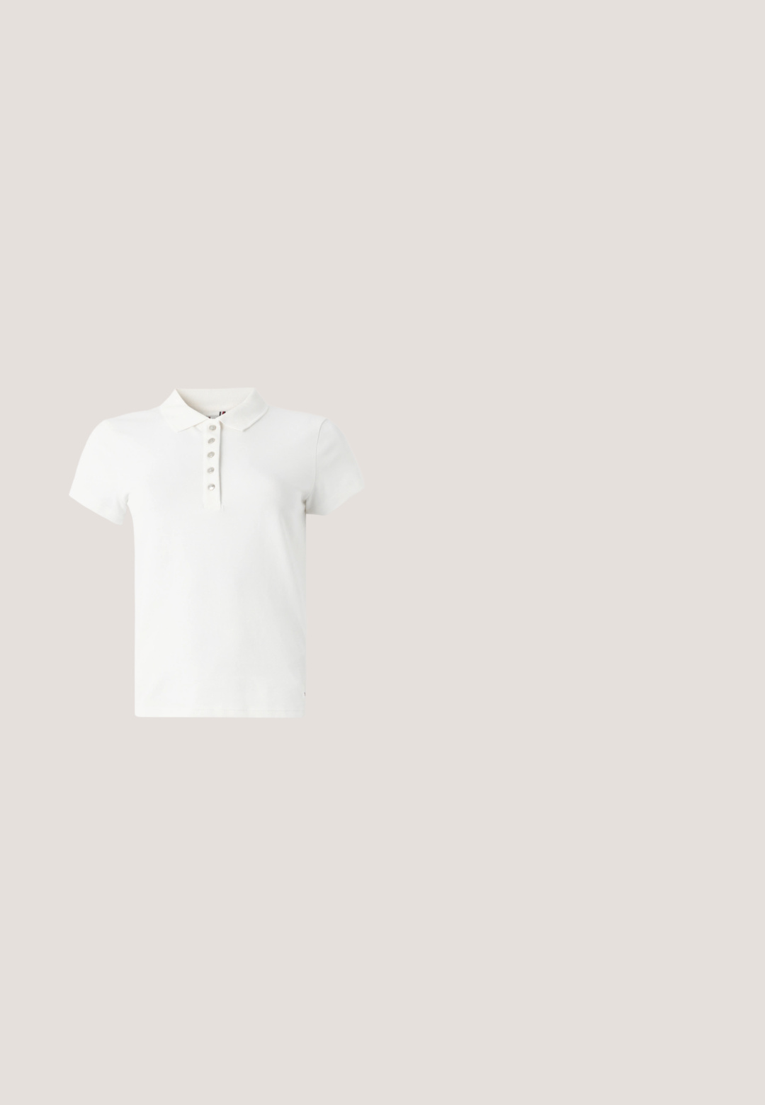 Hvid polo t-shirt lavet af bomuld, med en krave og seks knapper ned foran. Korte ærmer og lige snit.; Mørkeblå denim flared jeans med fem lommer, en knaplukning og syningdetaljer langs talje og lommer. Glat tekstur.; Hvid læder lavtop sneaker med tan sål, guld MICHAEL KORS logo på siden og guld dekorativt emblem på snørebånd.; Brune farvet solbriller med en skildpaddemønstret stel, der har en buet katteøje-design og subtil guldaccent på stængerne.; Lille beige vævet Valentino håndtaske med brun læderkant og aftagelig skulderrem på ensfarvet baggrund.; Par af små guldringeøreringe med et snoet design og subtile stjerneindgraveringer, vist forfra med sommerfuglelåse.