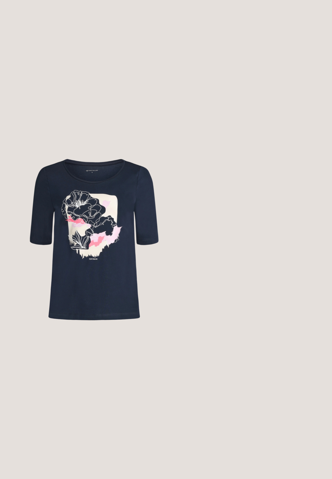 Dunkelblaues Damen-T-Shirt mit Rundhalsausschnitt und halblangen Ärmeln, vorne mittig mit einem abstrakten Blumenmuster in Weiß, Rosa und Creme.; Schwarze Leggings mit enganliegendem Sitz, versehen mit einem Spitzenrand am Saum. Hergestellt aus einem glatten, dehnbaren Material für Komfort und Flexibilität.; Schwarze Wedges mit abgerundetem Zehenbereich und glatter Oberfläche, kombiniert mit hellen, weiten Jeans, auf einem Holzboden präsentiert.; Anna Field Sonnenbrille - black; Schwarze Leder-Umhängetasche mit strukturierter Oberfläche, rechteckiger Form, Reißverschluss oben und geprägt aufgeprägtem Logo auf der Vorderseite. Verstellbarer Riemen.; Silberohrringe mit einem Libellenmotiv, die an runden Verschlüssen hängen, mit polierten Oberflächen und glatten Texturen.
