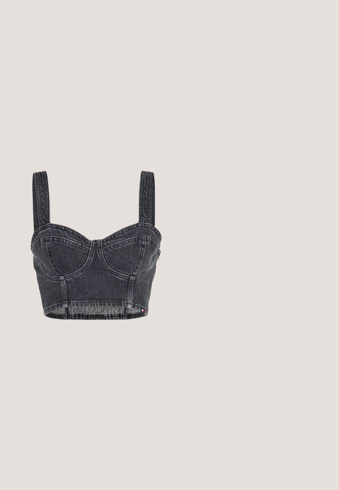 Haut bustier court en denim noir avec des bonnets structurés, des bretelles larges et des coutures contrastées ; il présente une fermeture éclair sur le côté.; Jean en denim noir à jambes larges avec une texture délavée, arborant un logo "Juicy Couture" en strass sur la jambe gauche et des garnitures argentées.; Basket en cuir lisse gris Nike Air Force 1 avec un bout perforé, une semelle épaisse et un détail 'AIR' en relief sur le talon.; Lunettes de soleil oversize noires en forme d'œil de chat, avec des verres teintés foncés et une monture en plastique brillant. Caractéristiques de branches épaisses pour le soutien.; Seidenfelt SKIEN - Sac bandoulière - lemon; Boucles d'oreilles en argent, de forme ronde lisse et finition polie. Les deux boucles d'oreilles sont de la même taille et disposent d'un mécanisme de fermeture sécurisé.