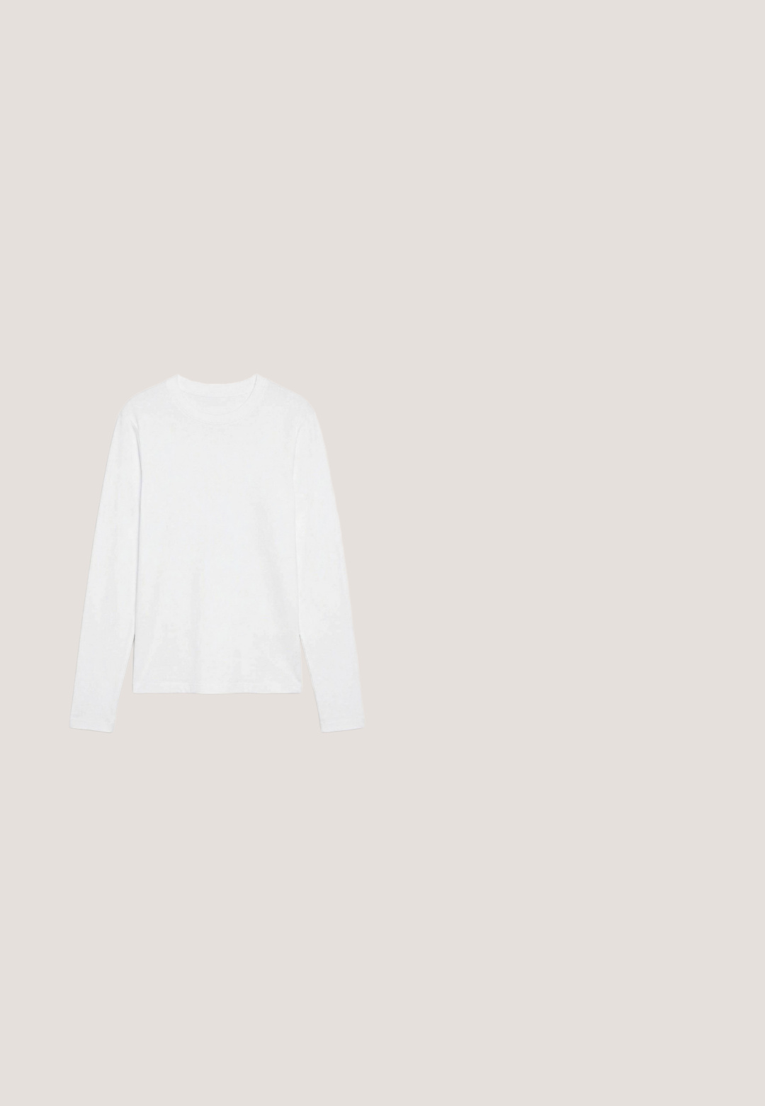 Helt hvid langærmet t-shirt med rund hals lagt fladt på en hvid overflade, der viser fronten og hele ærmelængden.; Mørkeblå jeans med brede ben og let falmet på forsiden af lårene, fem lommer, knaplukning og bæltestropper, vist fladt på hvid baggrund.; Sorte læder loafers med rund tå, der har frynse detaljer og et dekorativt bånd på tværs af fronten, sat på en kraftig hæl.; Sorte rektangulære solbriller med gule linser. Funktioner inkluderer tykke stel og kantet design med en glat, blank finish.; Sort rektangulær læderhåndtaske med klaplukning og to lange håndtag mod en ensfarvet hvid baggrund.; Sort læderbælte med udsmykket sølvspænde, løkke og ende med blomster- og dekorative indgraveringer, snoet på en hvid baggrund.