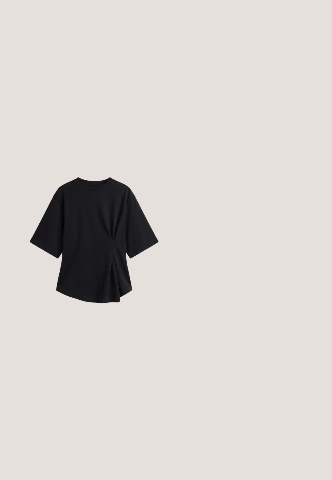 Schwarzes T-Shirt mit kurzen Ärmeln und Rundhalsausschnitt sowie einem gerafften Stoffdetail auf der rechten Seite, das einen dezenten Drapierungseffekt erzeugt.; Schwarze, weit geschnittene Hosen aus einem weichen, gewebten Stoff. Mit Bügelfalten, Gürtelschlaufen und einem sauberen, maßgeschneiderten Finish.; Offene Zehen Sandale mit Absatz aus dunkelburgunderfarbenem Lackleder, mit drei dünnen Riemen und einem quadratischen Blockabsatz. Glatte Oberfläche, minimalistisches Design.; Schwarze und grüne quadratische Sonnenbrille mit grünen Gläsern; weist ein goldenes Logo-Detail an den Bügeln auf; glänzende Oberfläche und gewagtes Design.; Schwarze Lederhandtasche mit Blumenstickerei und goldenem Schlangenverschluss, begleitet von einer kleineren schwarzen Reißverschlusstasche im gleichen Design.; Silbernes Kettenarmband mit fünf kleinen herzförmigen Anhängern und einem Karabinerverschluss.